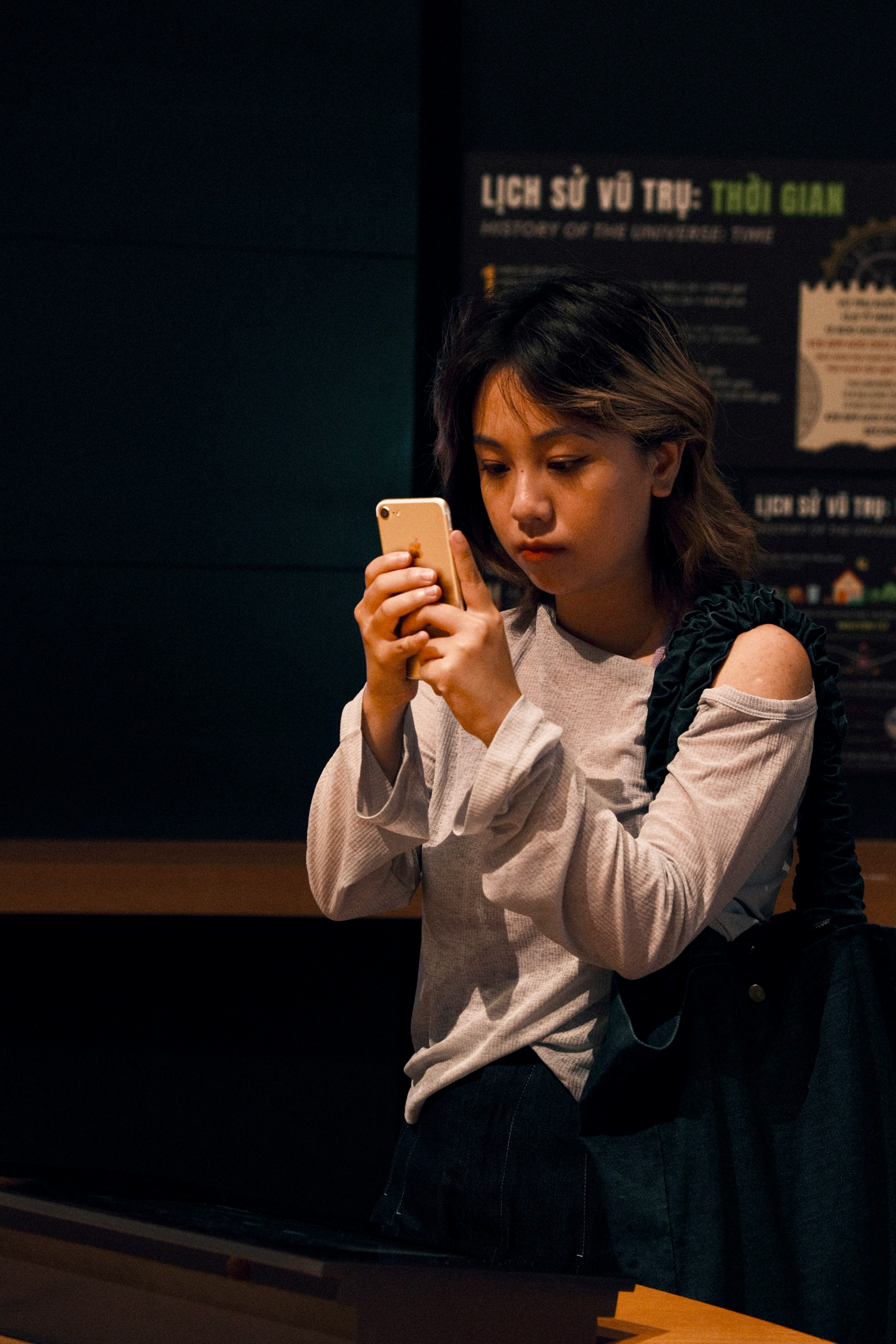 A woman reading a text message | Source: Unsplash