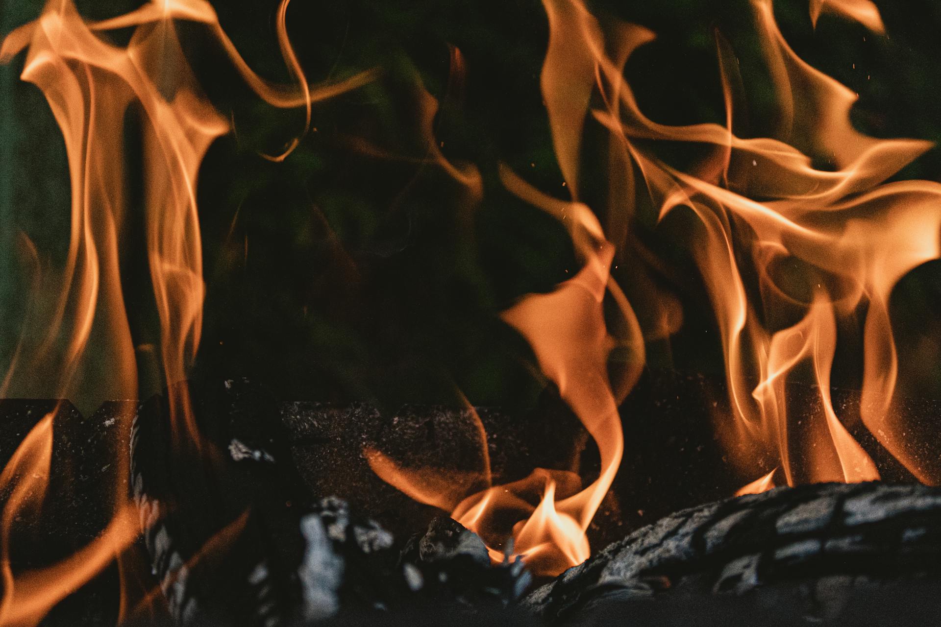 Close-up shot of fire | Source: Pexels