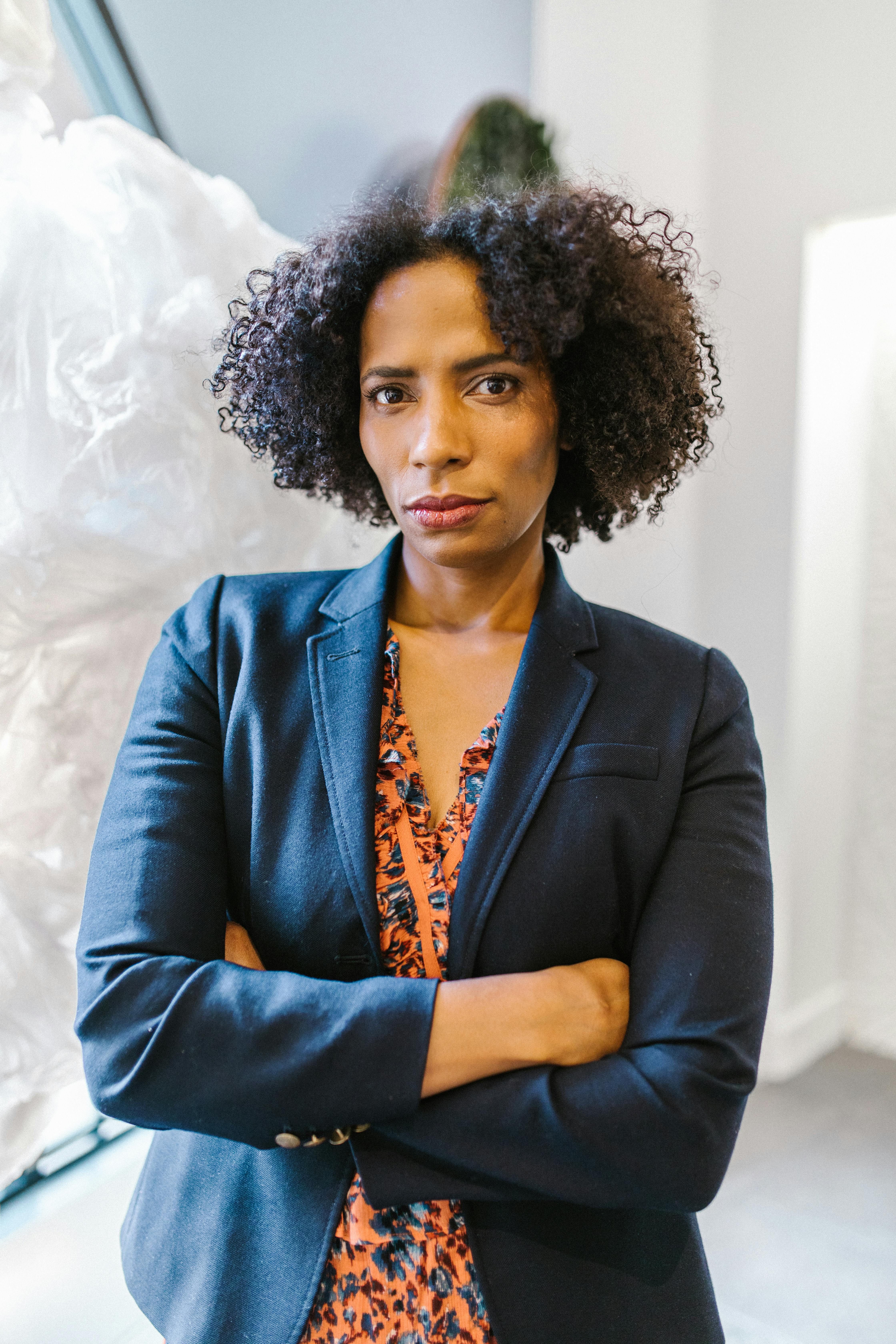 A serious woman with arms folded | Source: Pexels