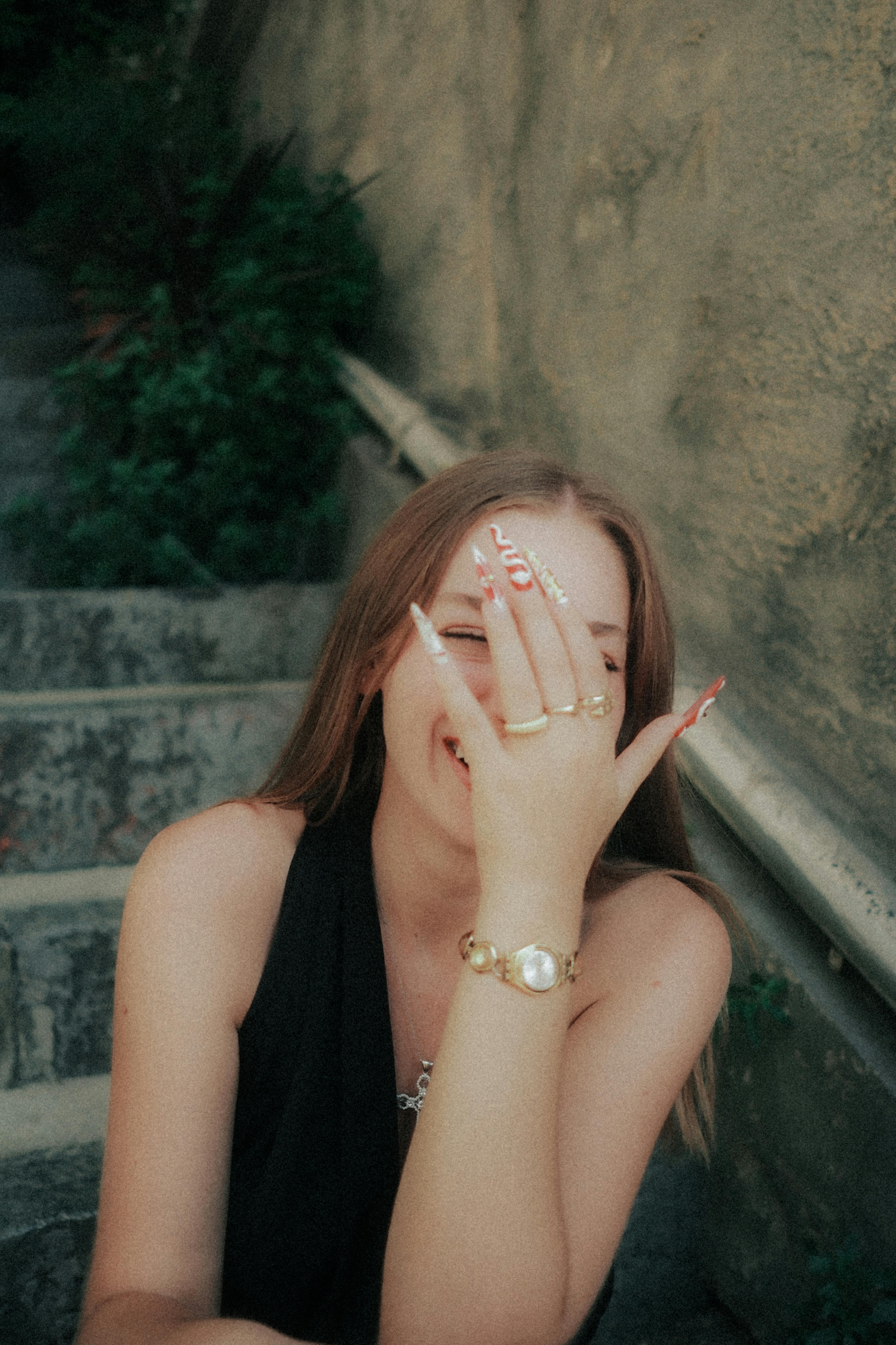 A woman laughing | Source: Pexels