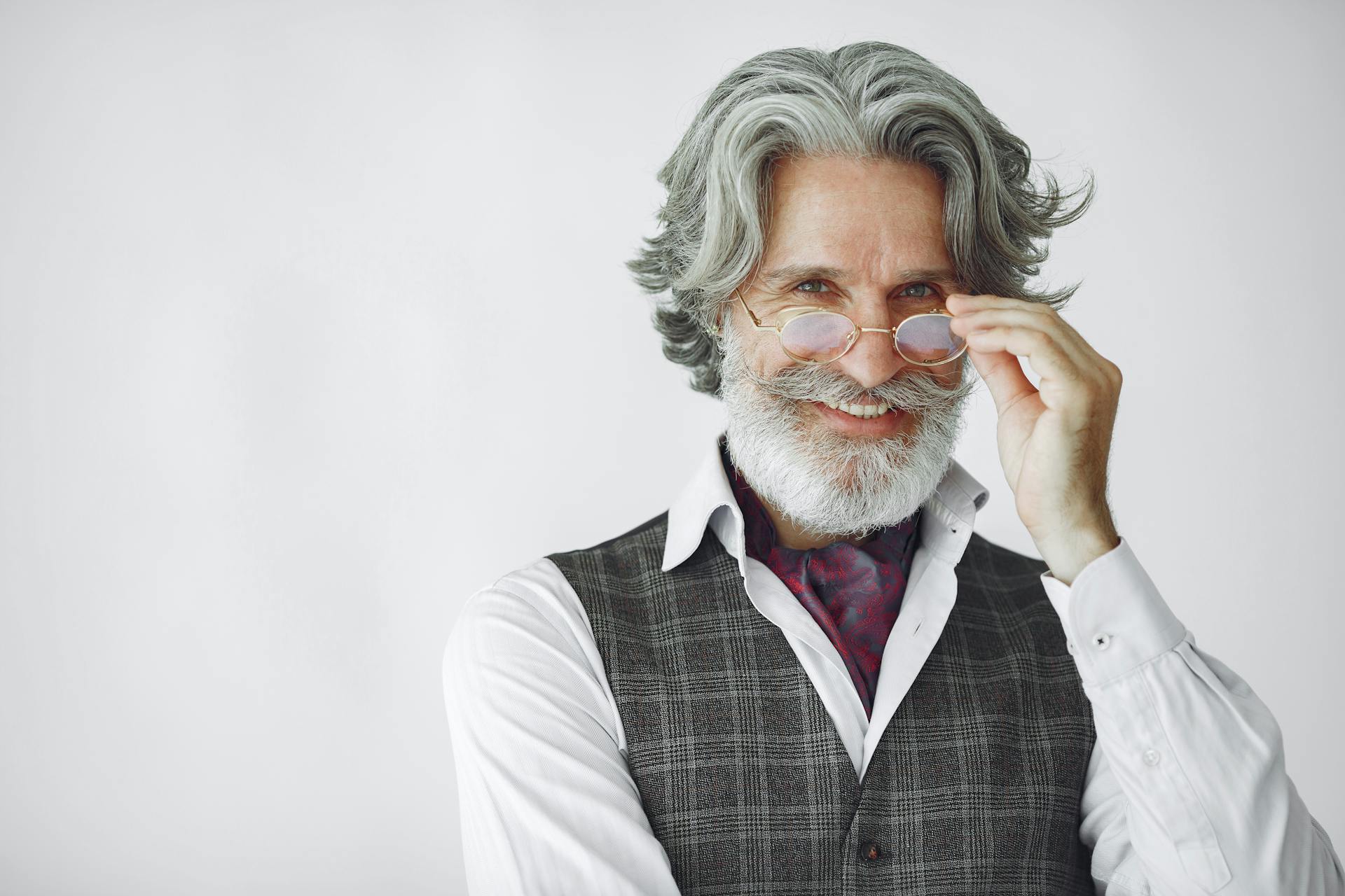 An older man smiling | Source: Pexels