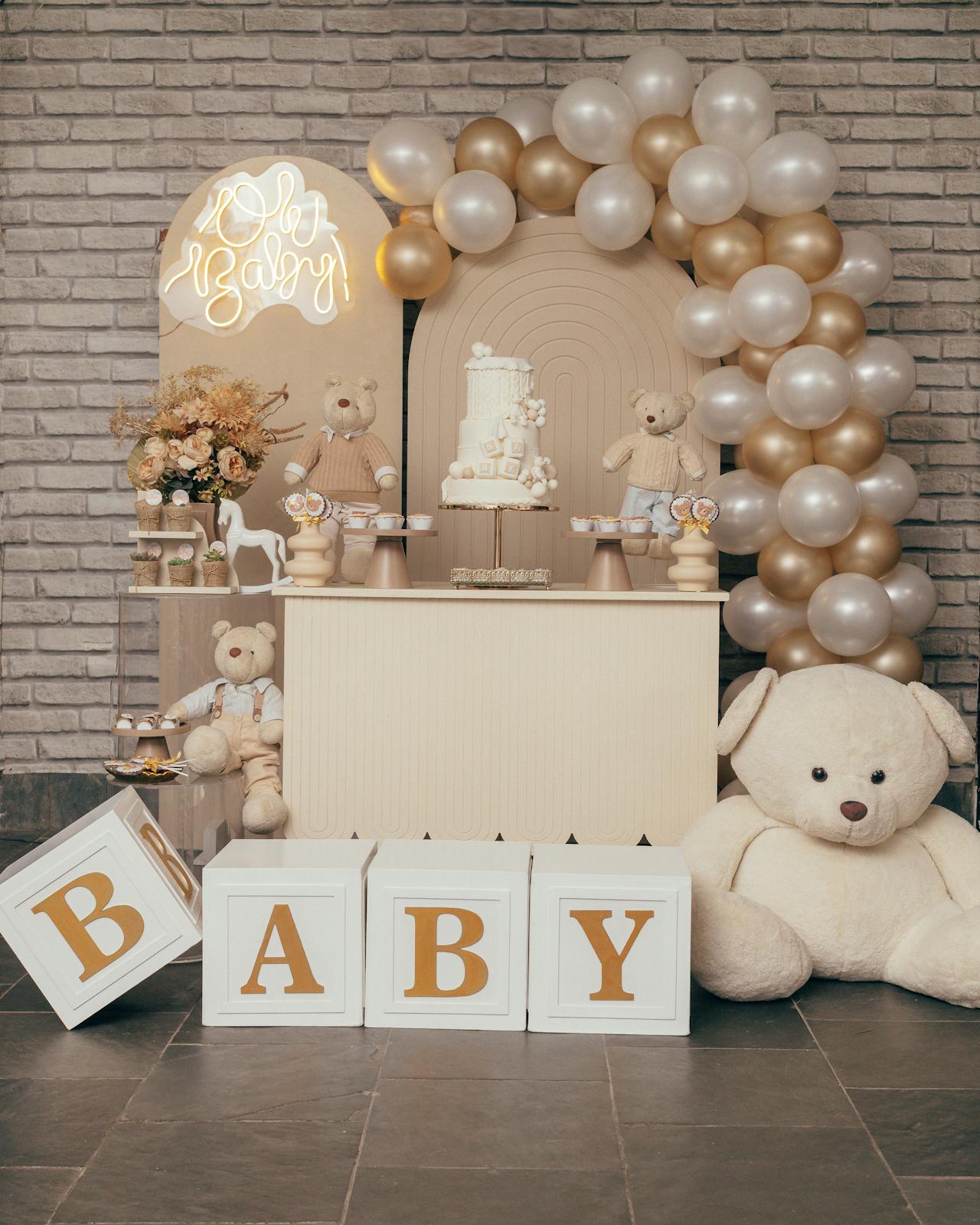 Baby shower set-up with balloons, stuffed toys, and cake | Source: Pexels