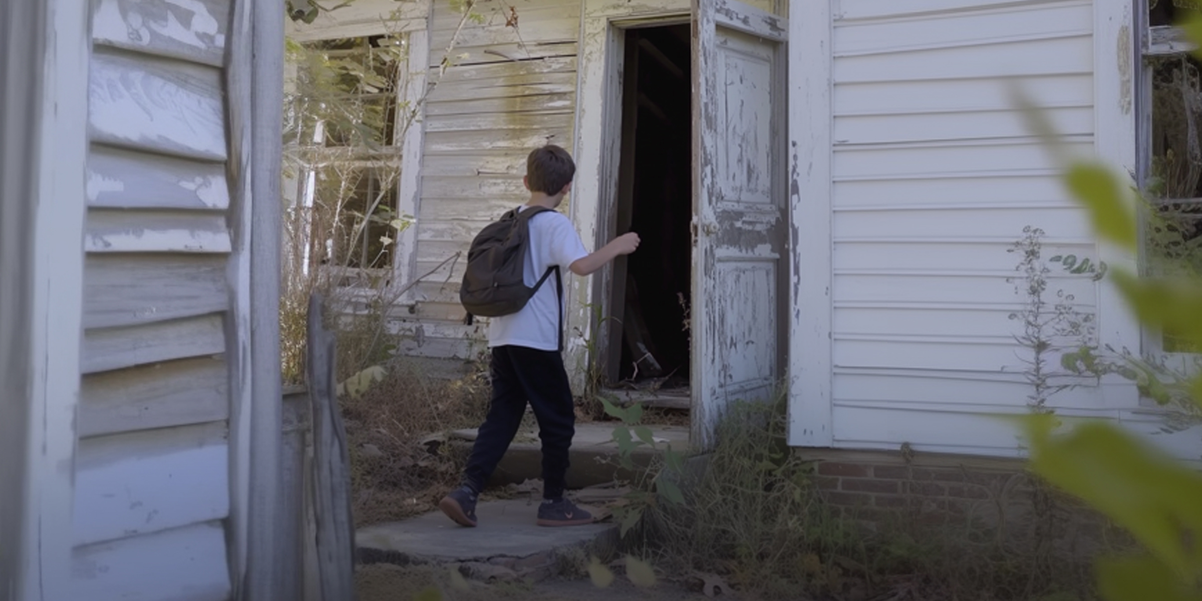 A boy approaching an abandoned building | Source: AmoMama