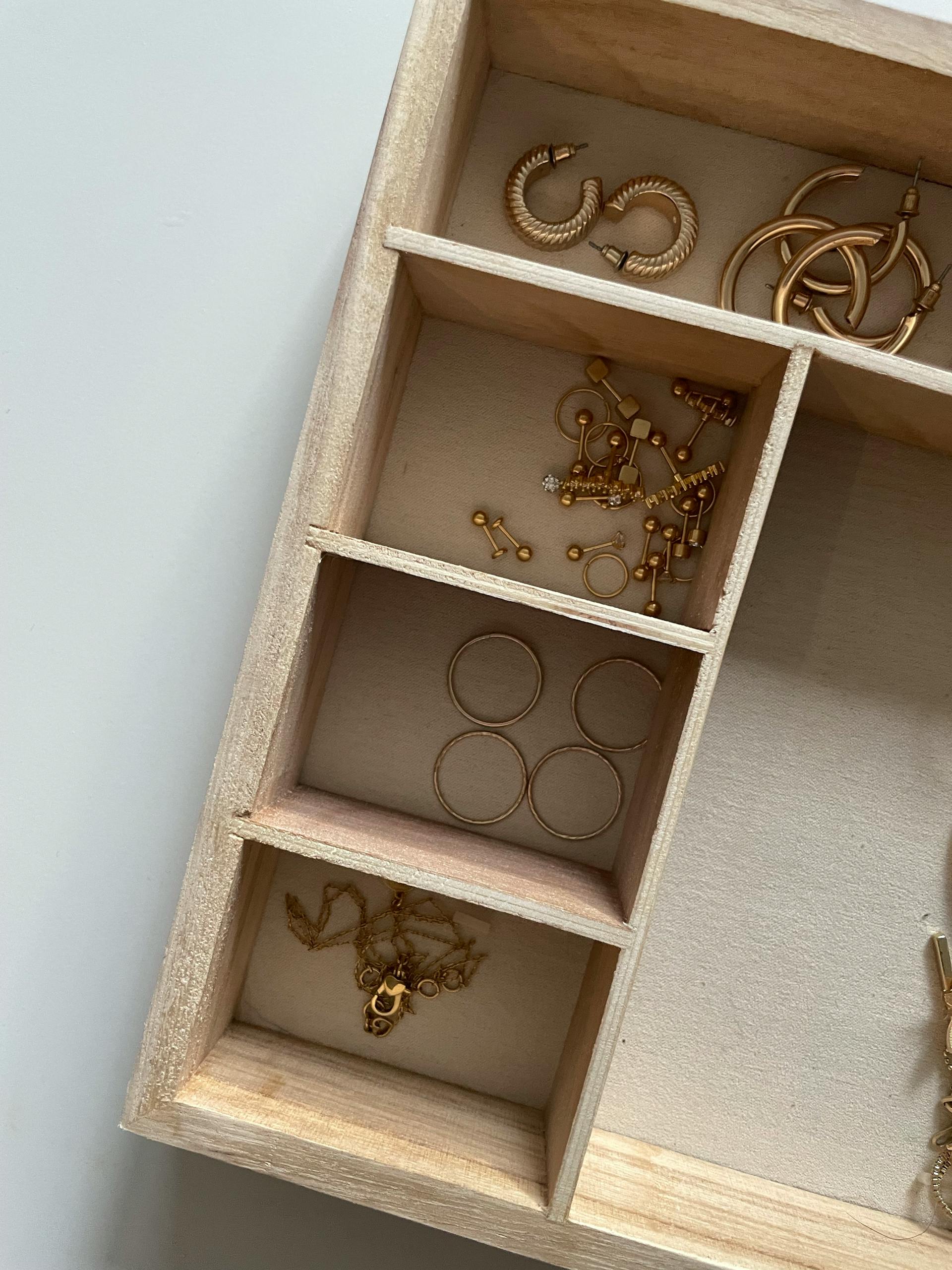 An almost empty jewelry box | Source: Pexels