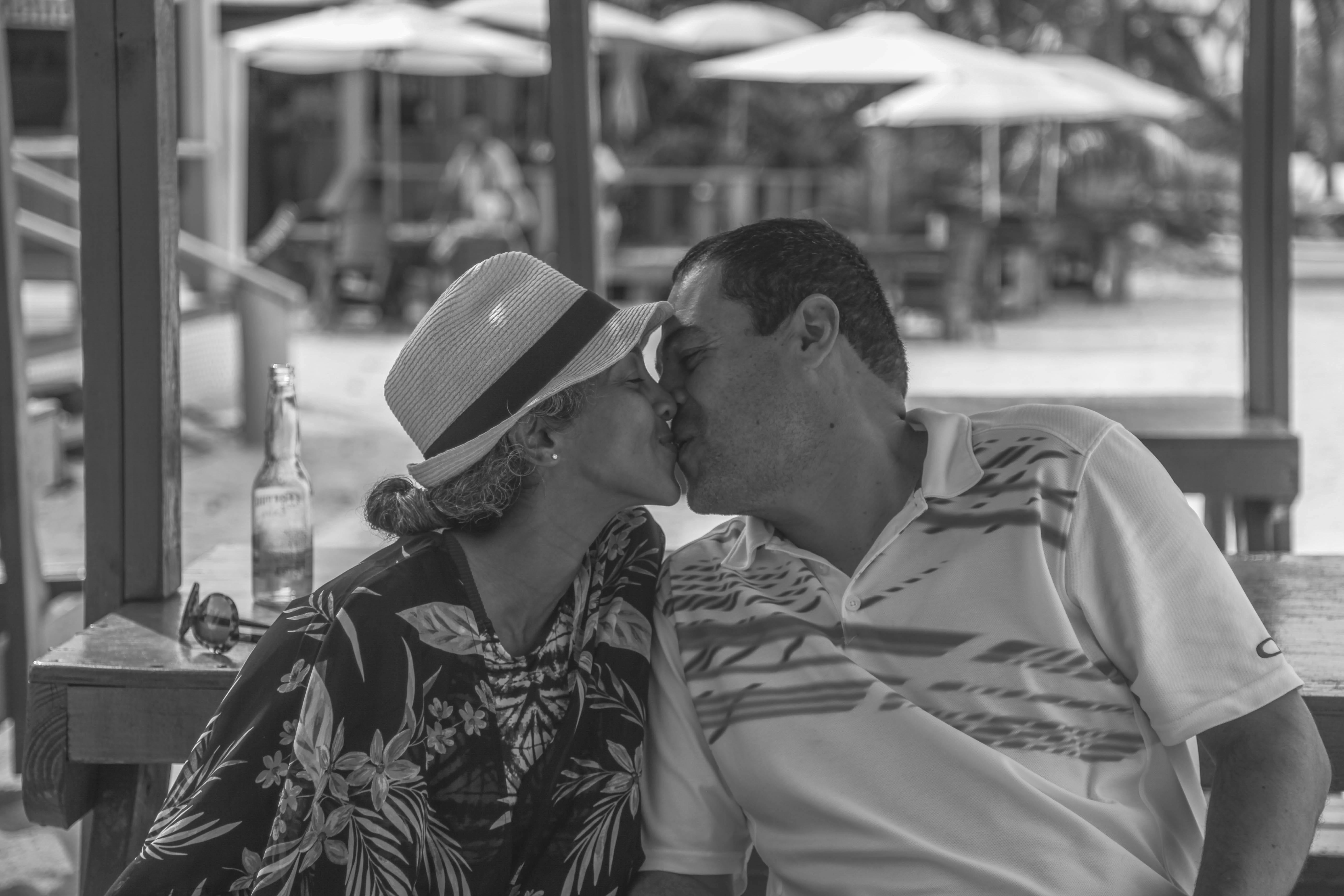 A couple kissing | Source: Pexels