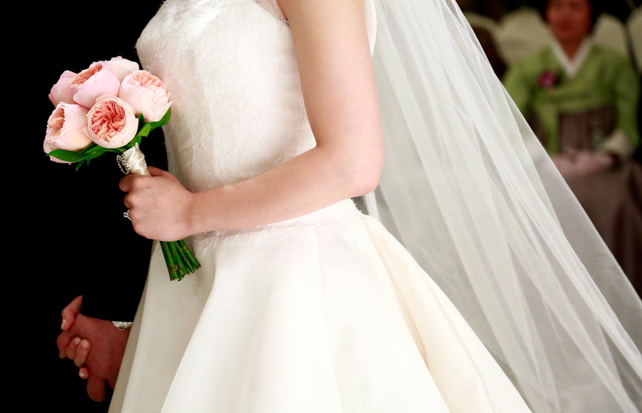 A man walking a bride down the aisle | Source: Pexels