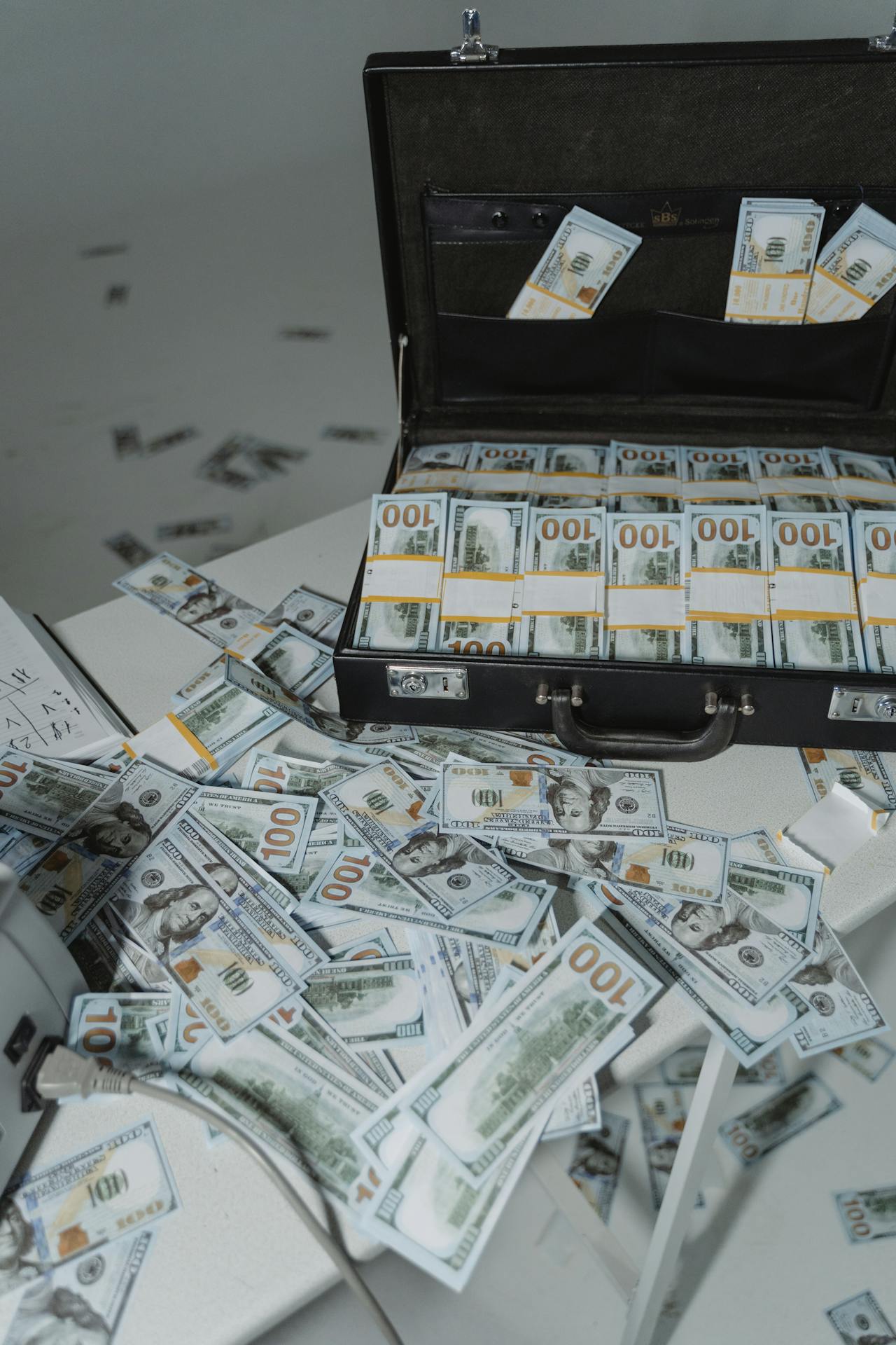 Bundles of cash in a briefcase | Source: Pexels