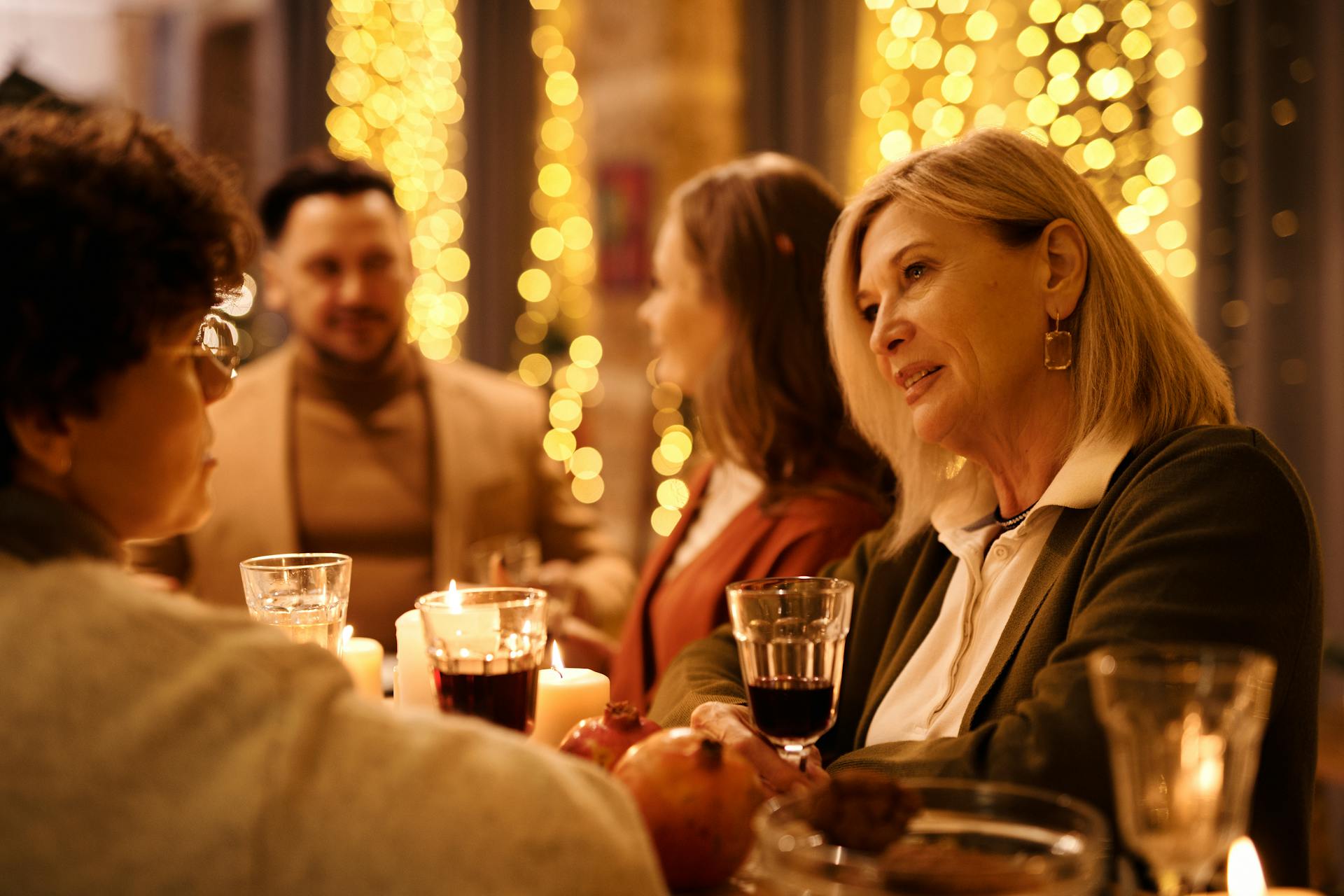 Guests in a room | Source: Pexels