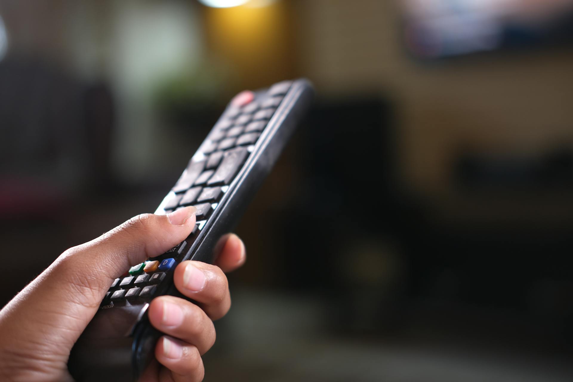 A man holding a remote | Source: Pexels