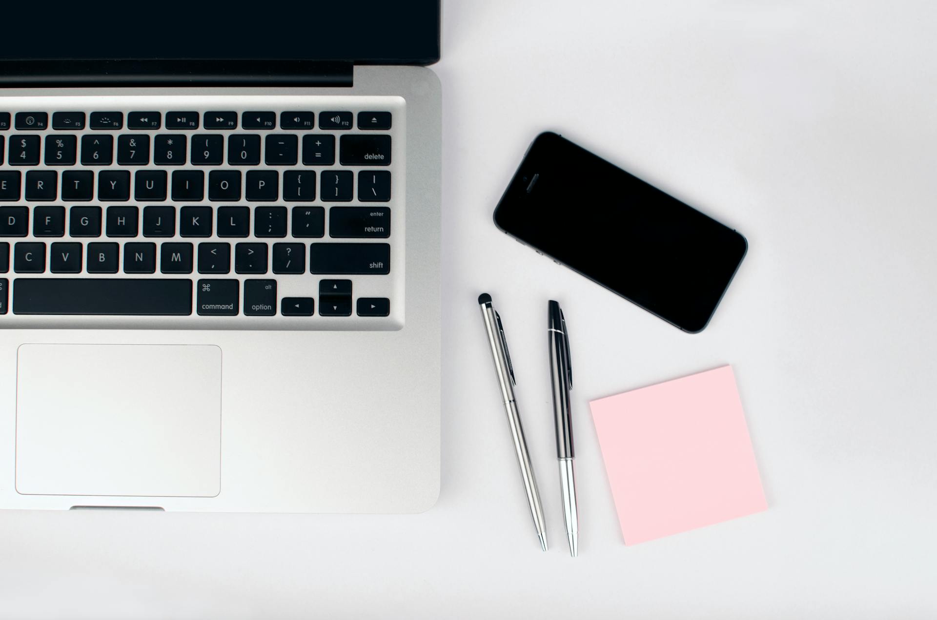 A cell phone on a desk | Source: Pexels