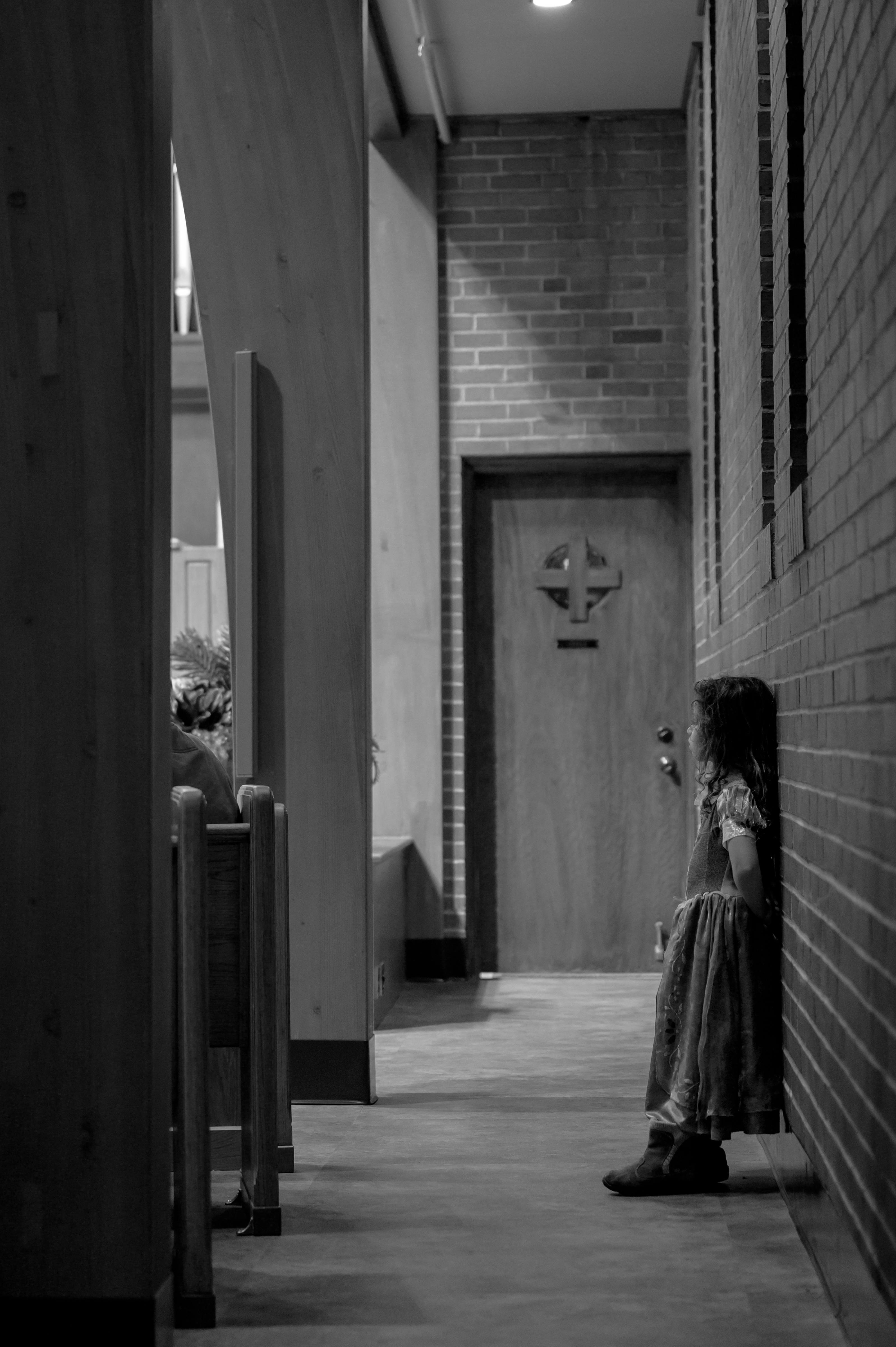 Little girl standing in the hallway | Source: Pexels