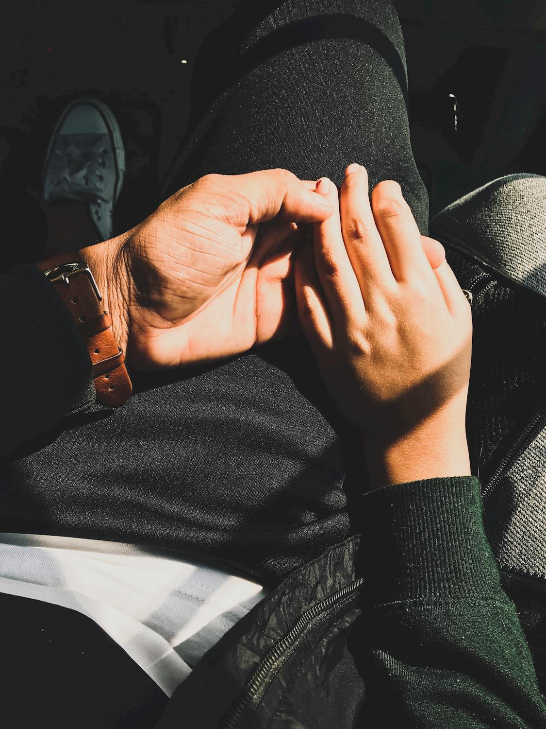 Holding hands | Source: Pexels