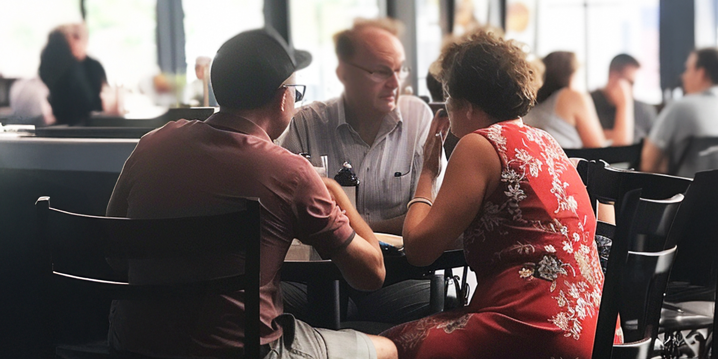 A man with his parents at a restaurant | Source: AmoMama