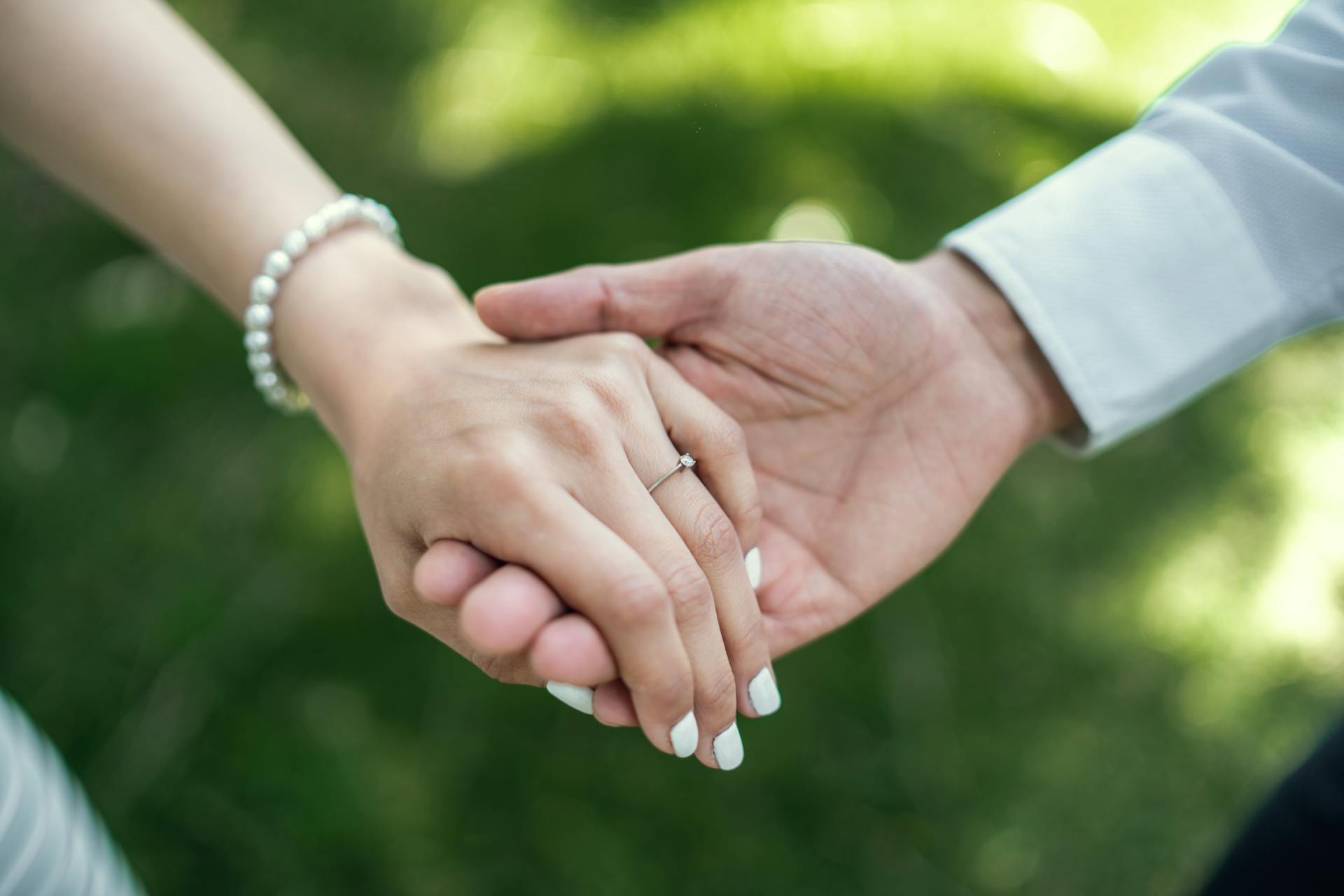 A couple holding hands | Source: Pexels