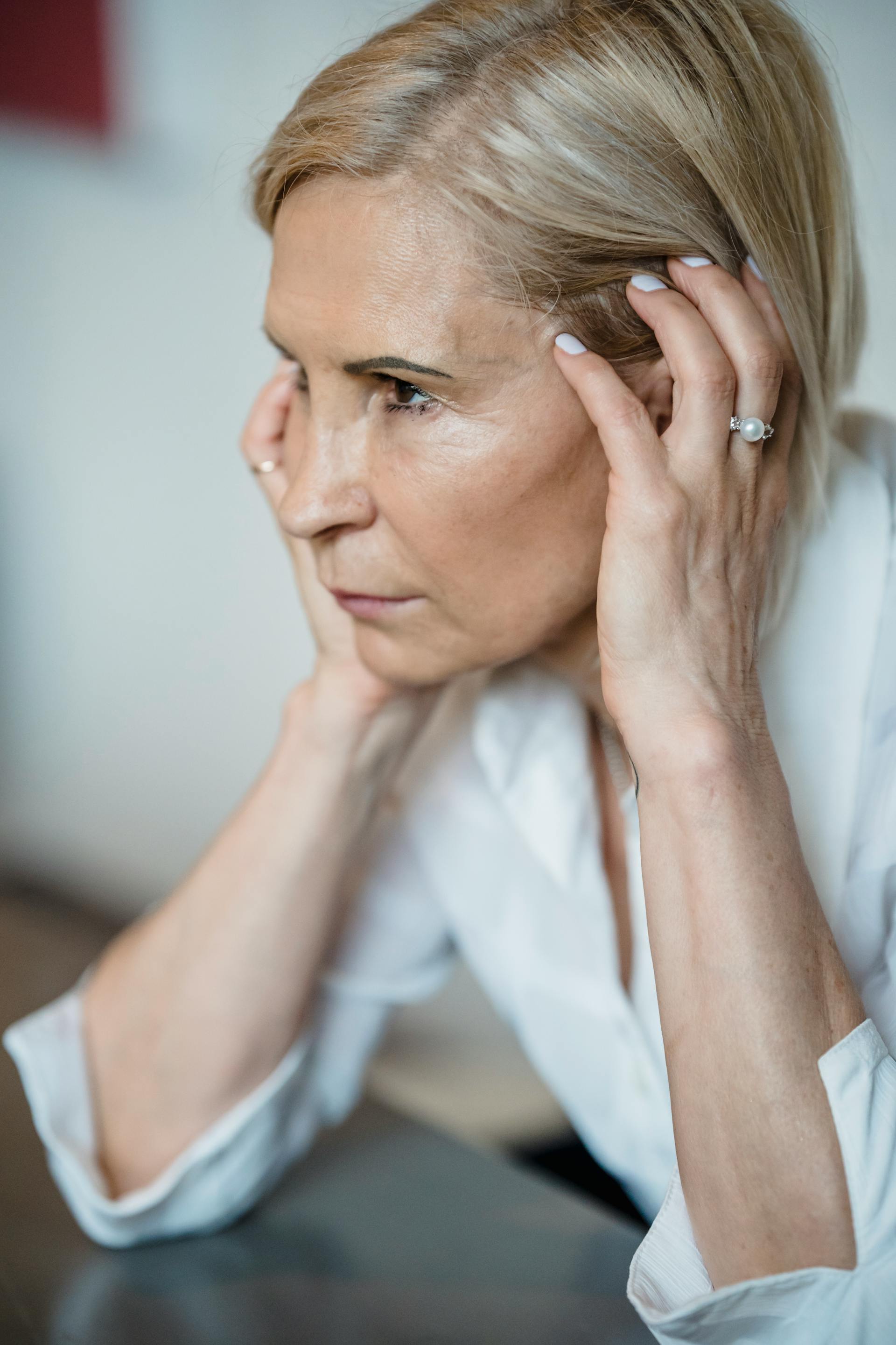 Kobieta wpatrująca się w kogoś Źródło: Pexels