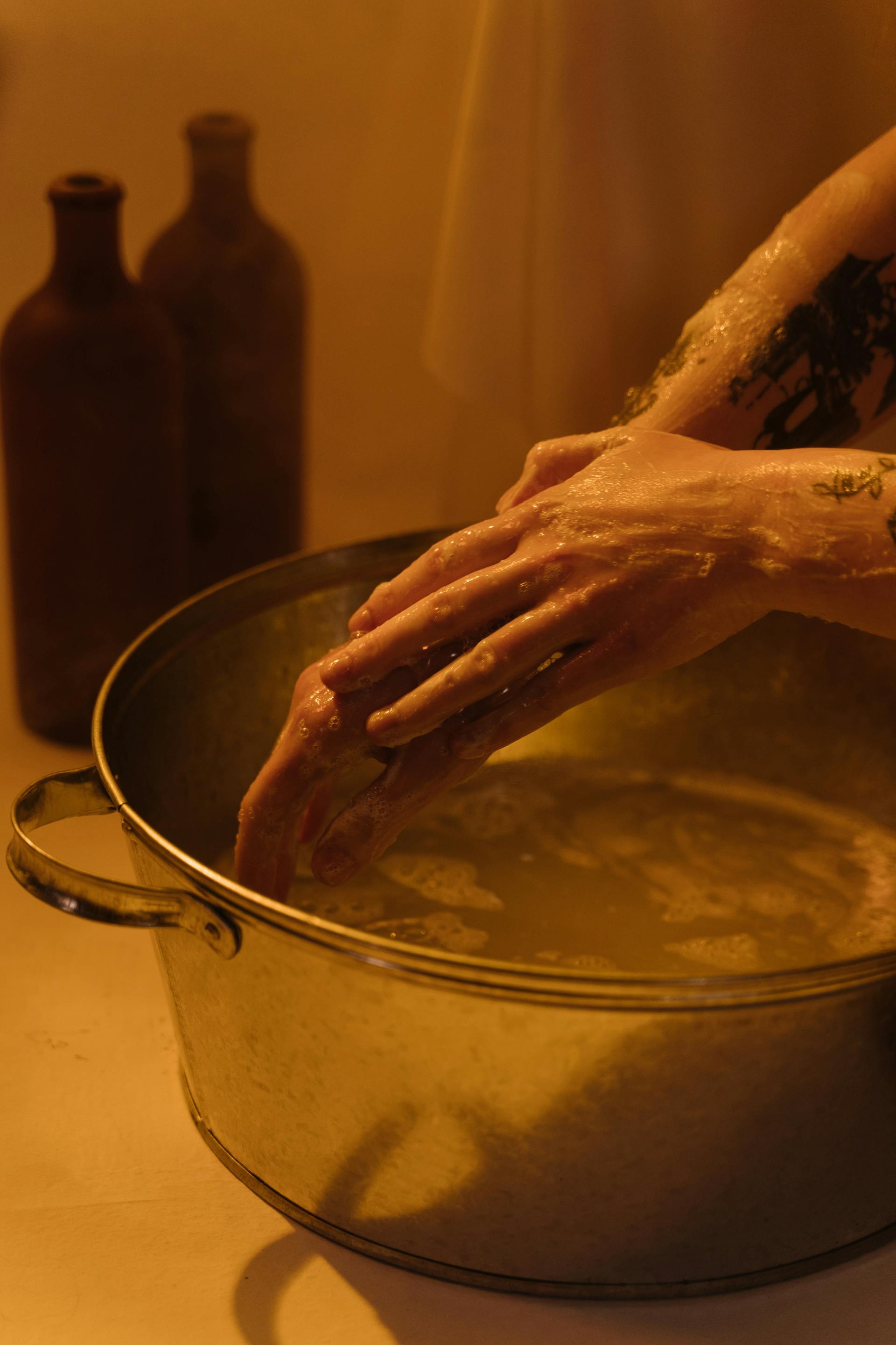 A person washing themself in a basin | Source: Pexels