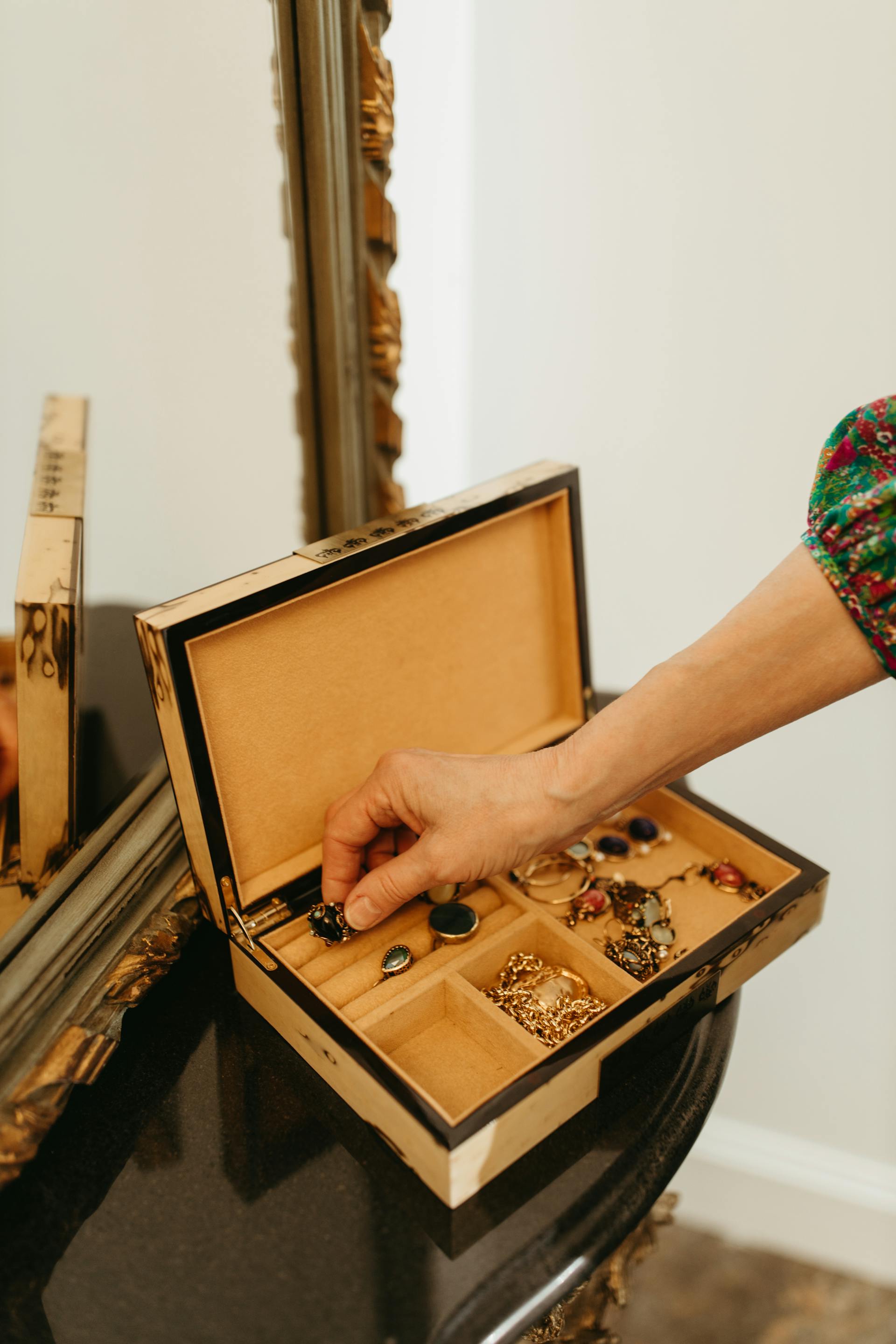 An open jewelry box | Source: Pexels