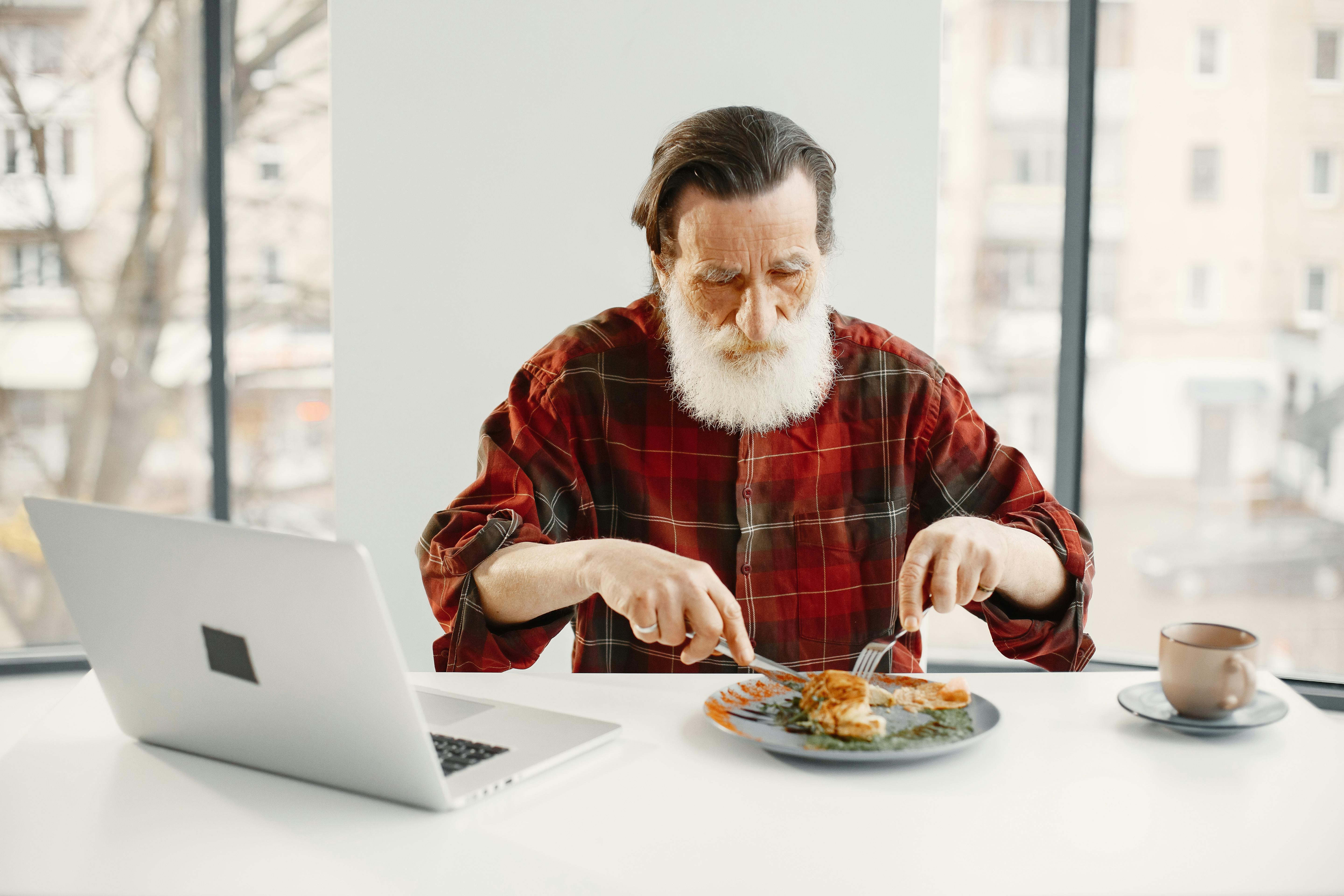 A man eating breakfast | Source: Pexels