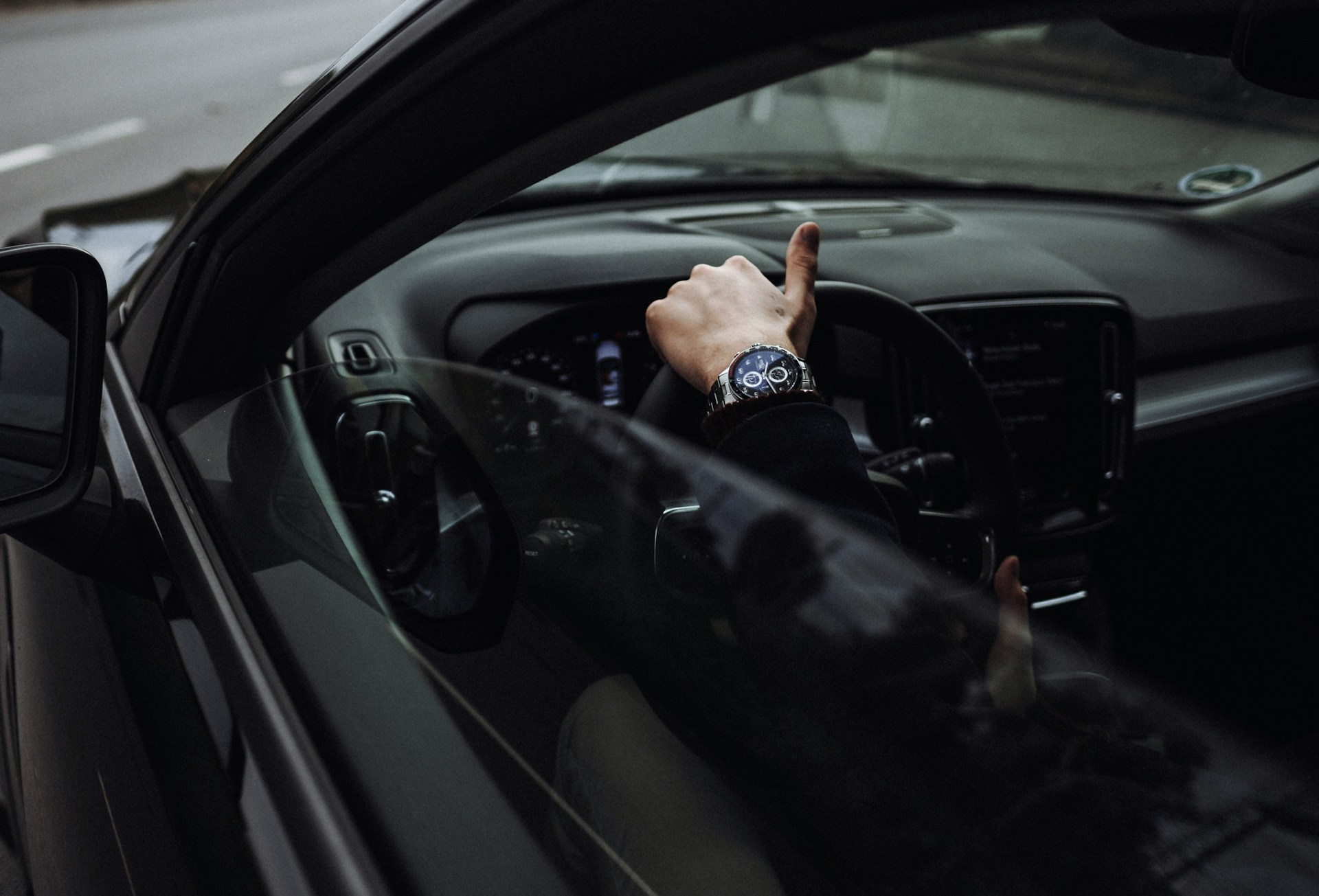 Um homem dirigindo um carro | Fonte: Unsplash