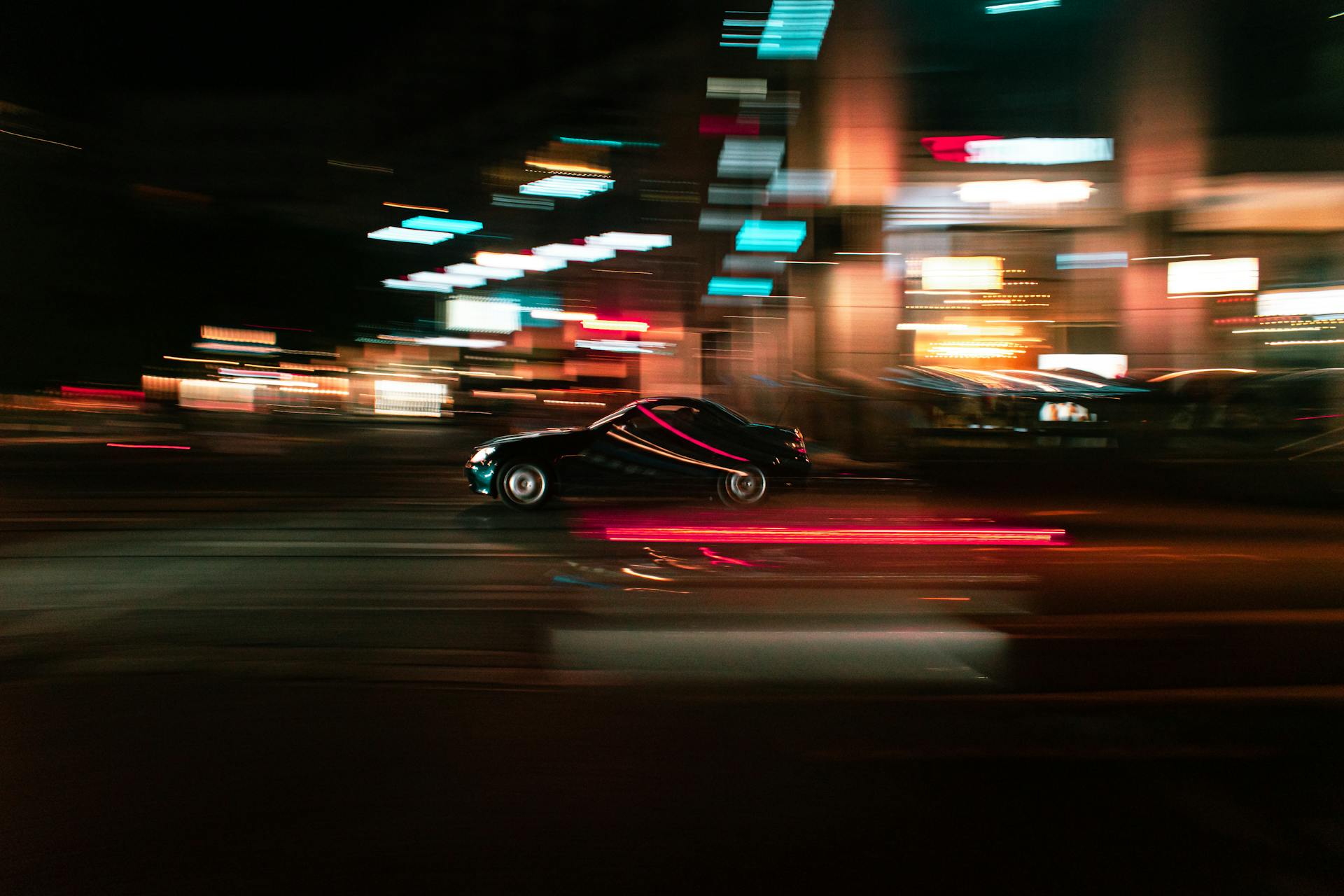 City traffic at night | Source: Pexels