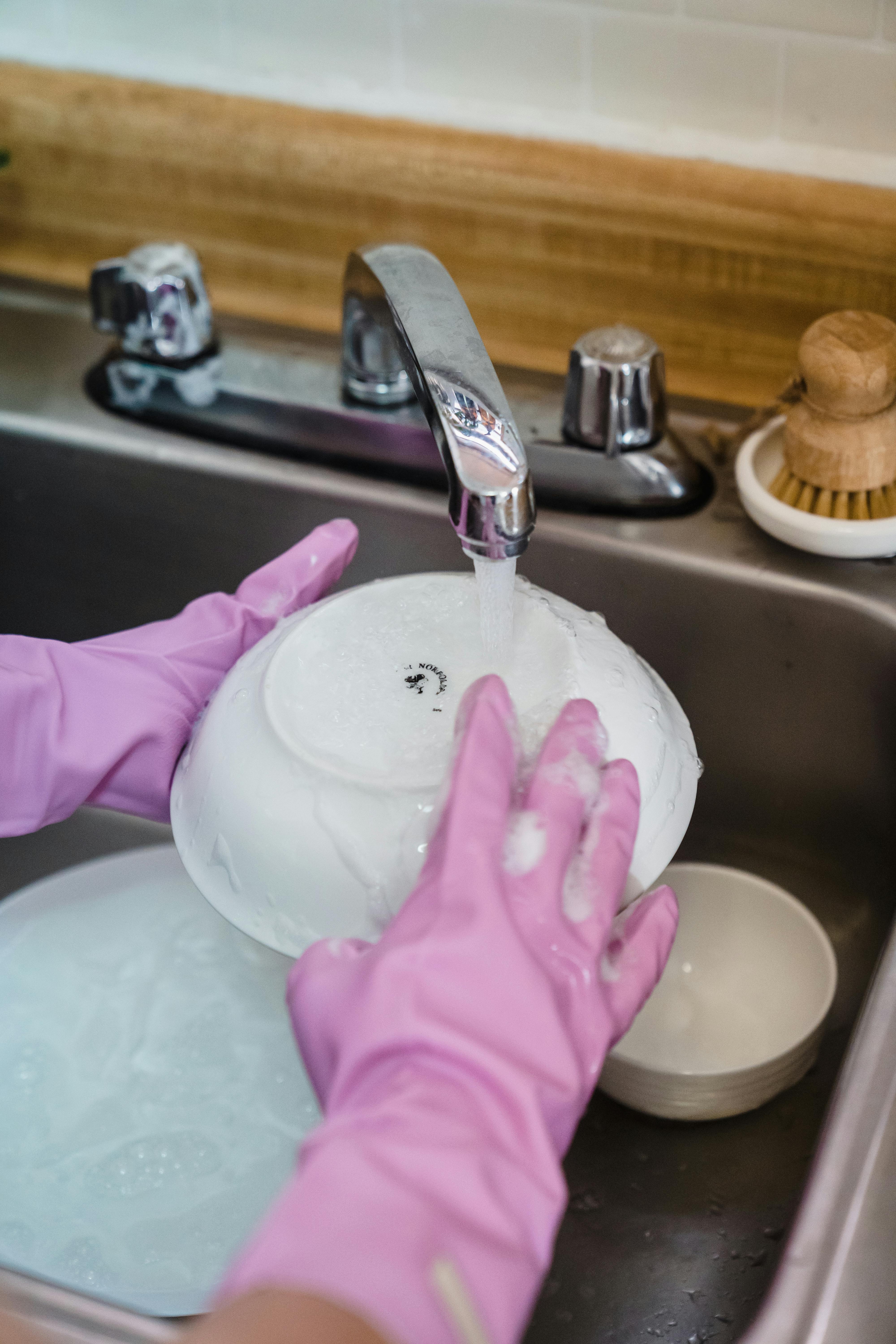 A person washing dishes | Source: Pexels