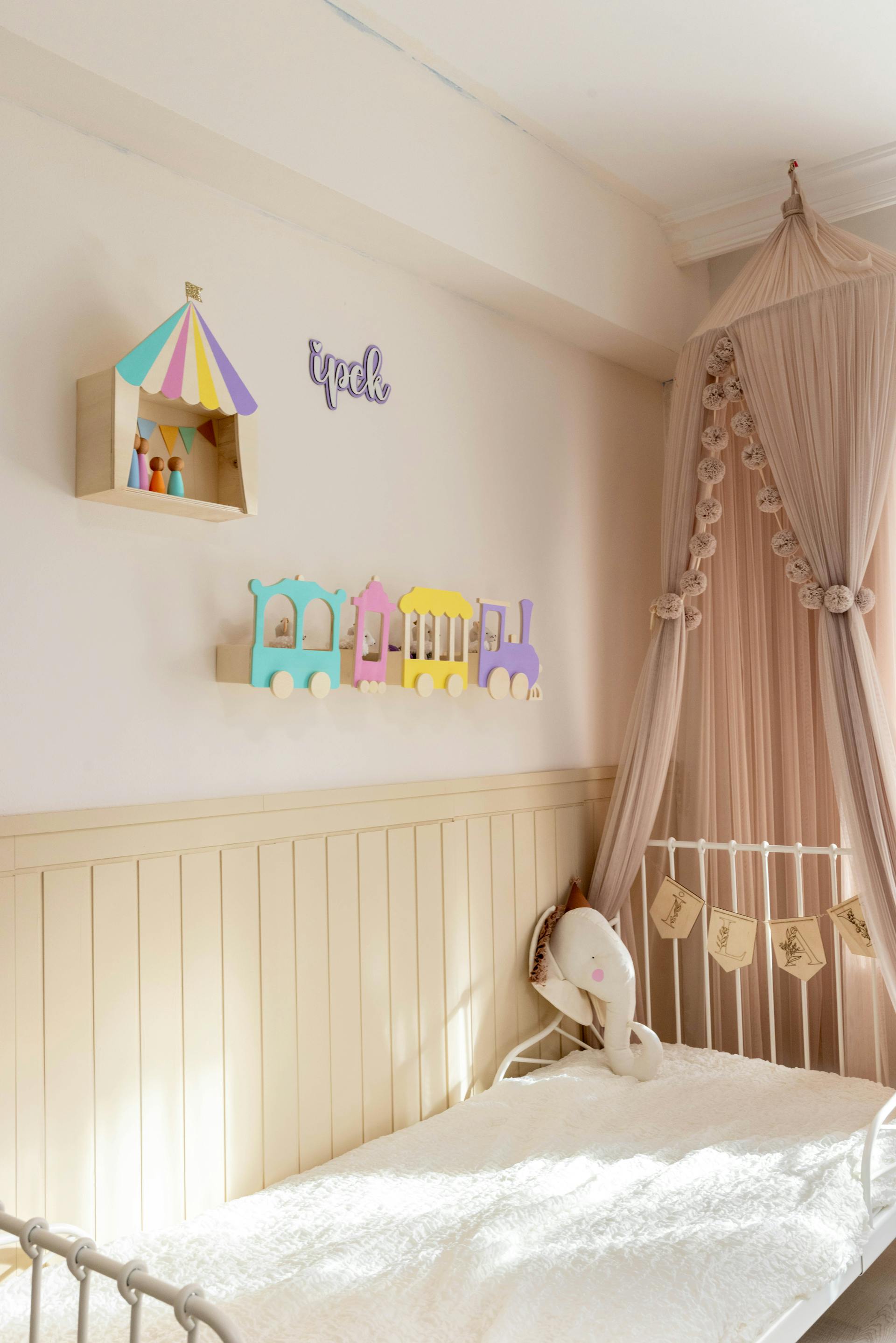A baby nursery with pastel decor | Source: Pexels