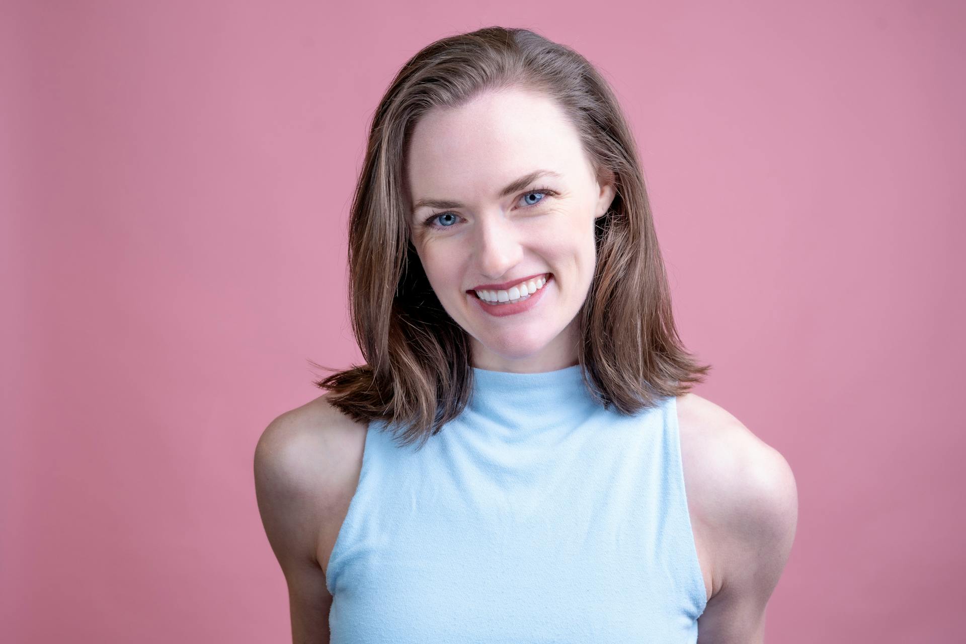 A woman giggling | Source: Pexels