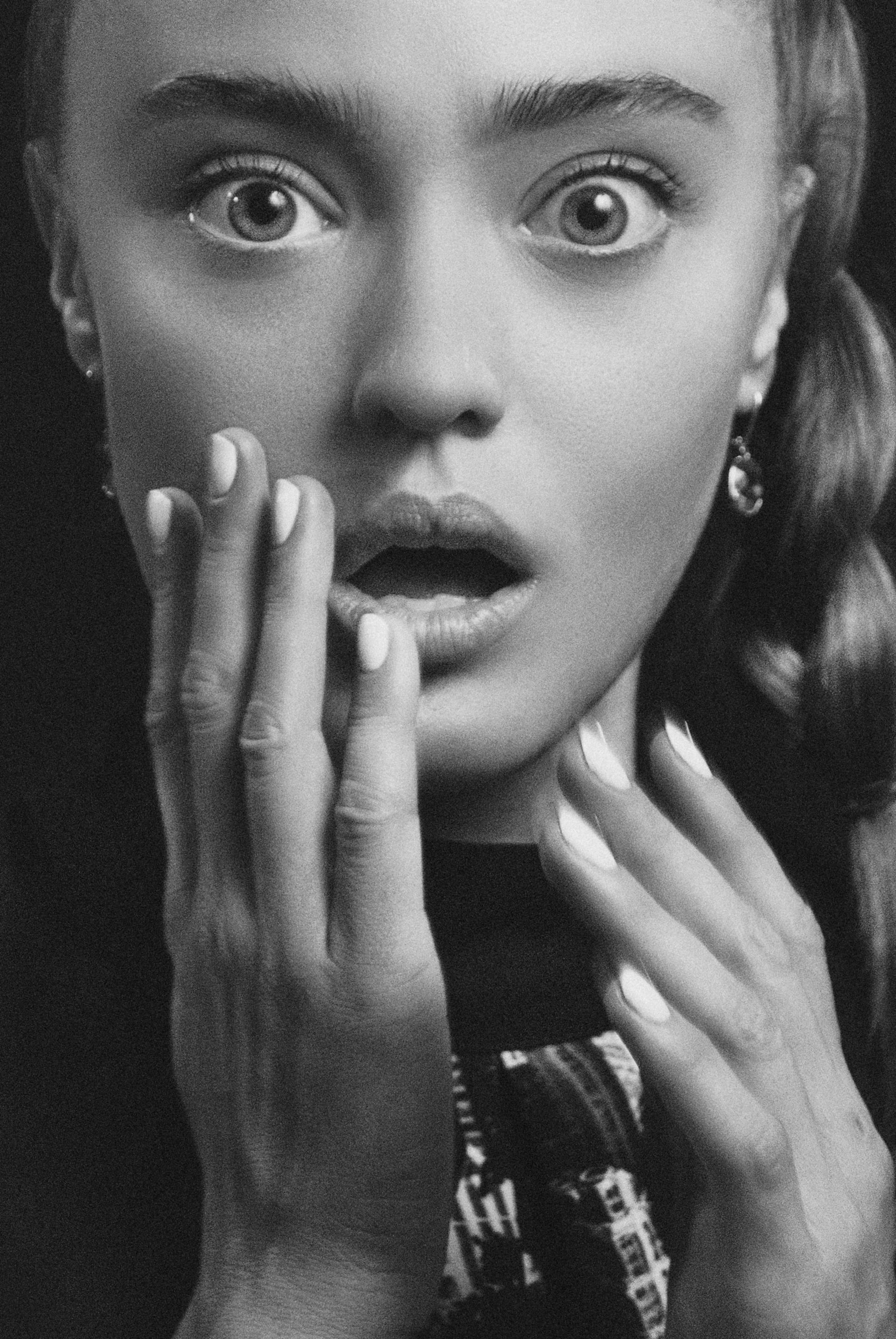 A young woman gasping in shock | Source: Pexels