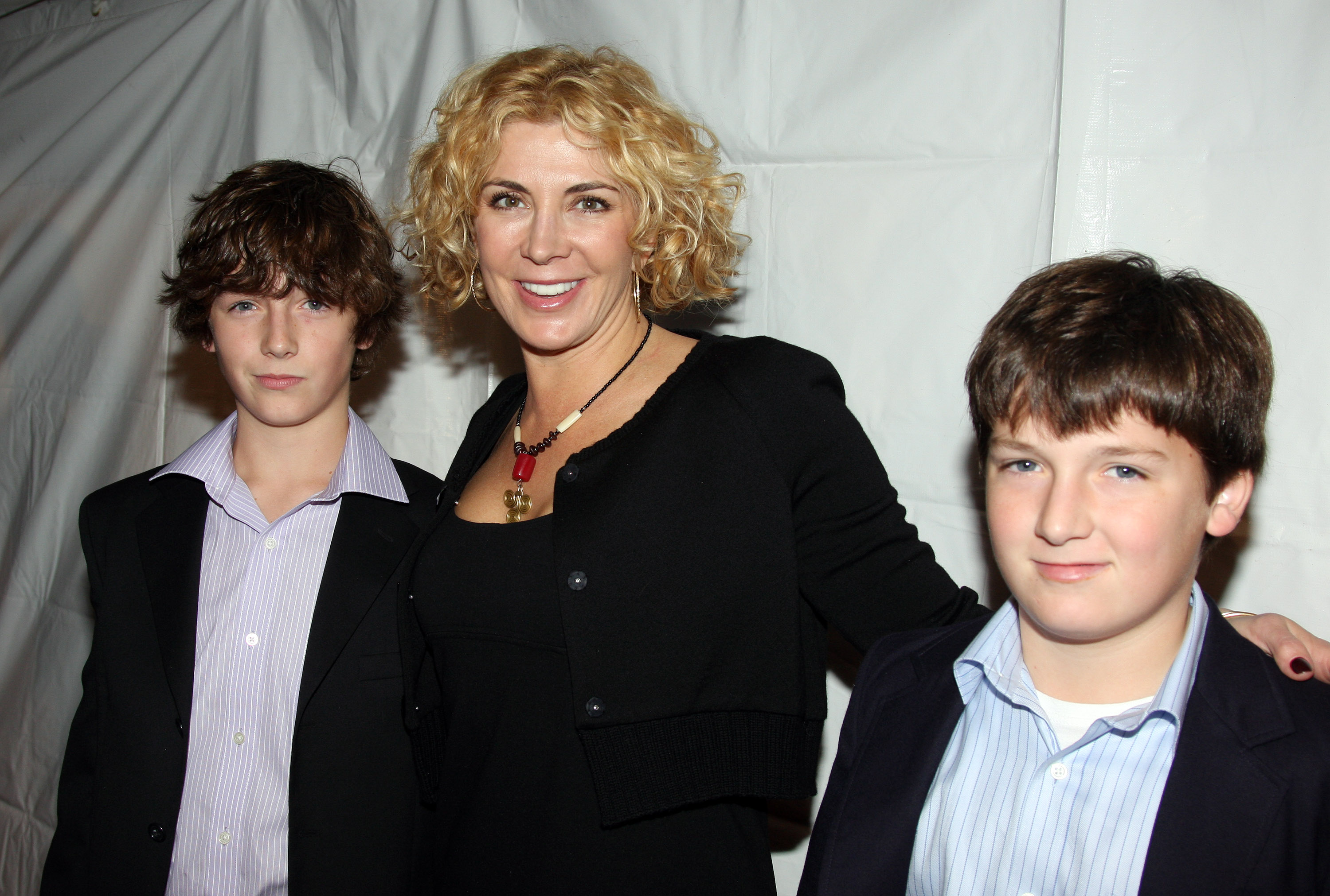 The actress with her sons attend the "Billy Elliot The Musical" opening night on November 13, 2008 | Source: Getty Images