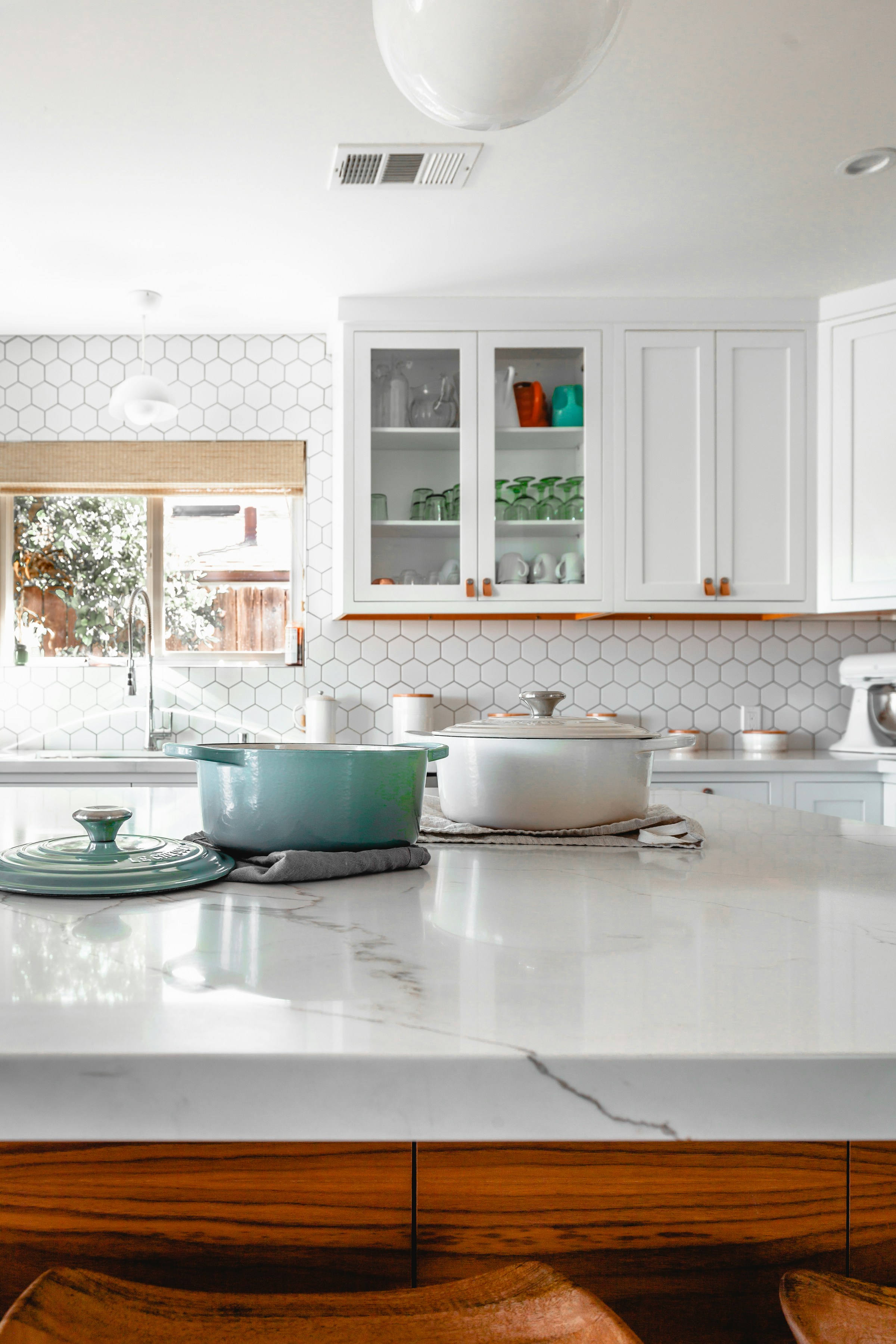 Two cooking pots lying on a kitchen counter | Source: Unsplash