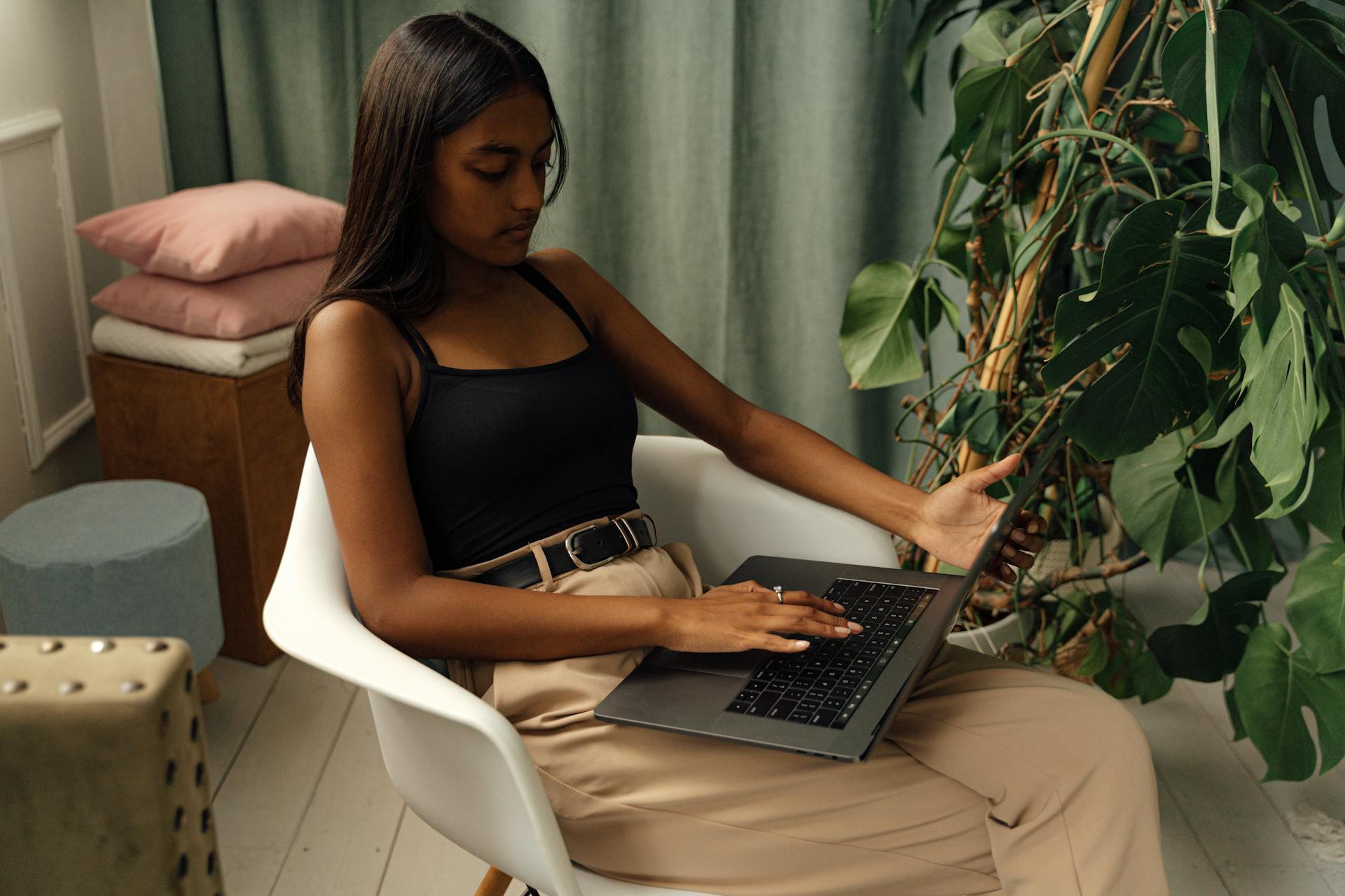 A teen using a laptop | Source: Pexels