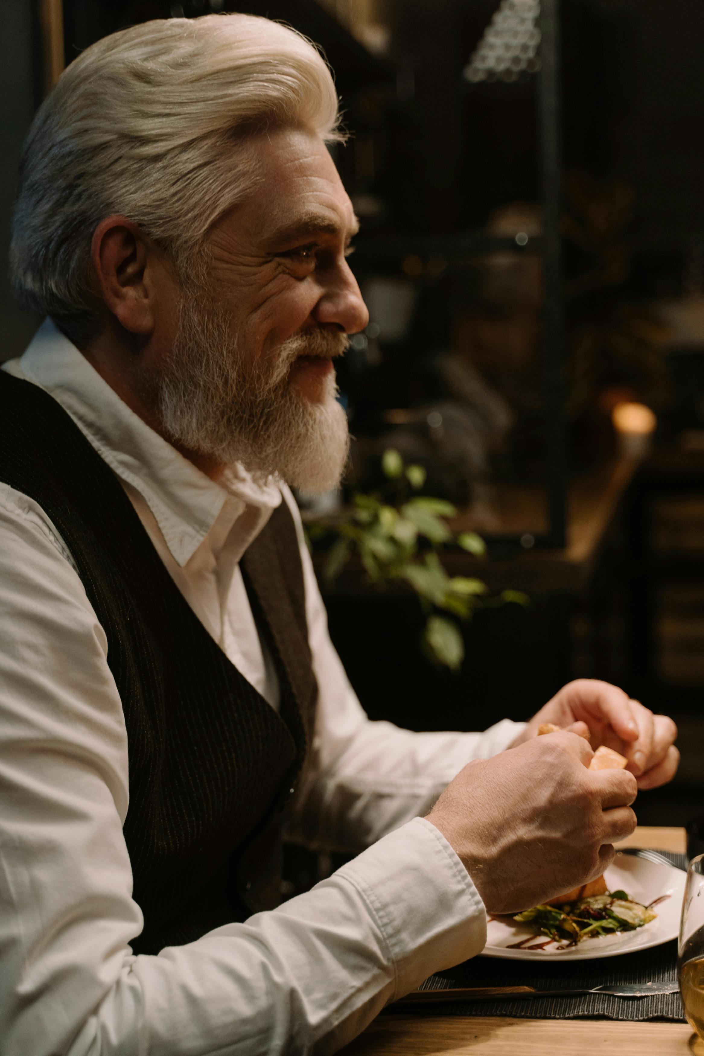 A mature man having dinner | Source: Pexels