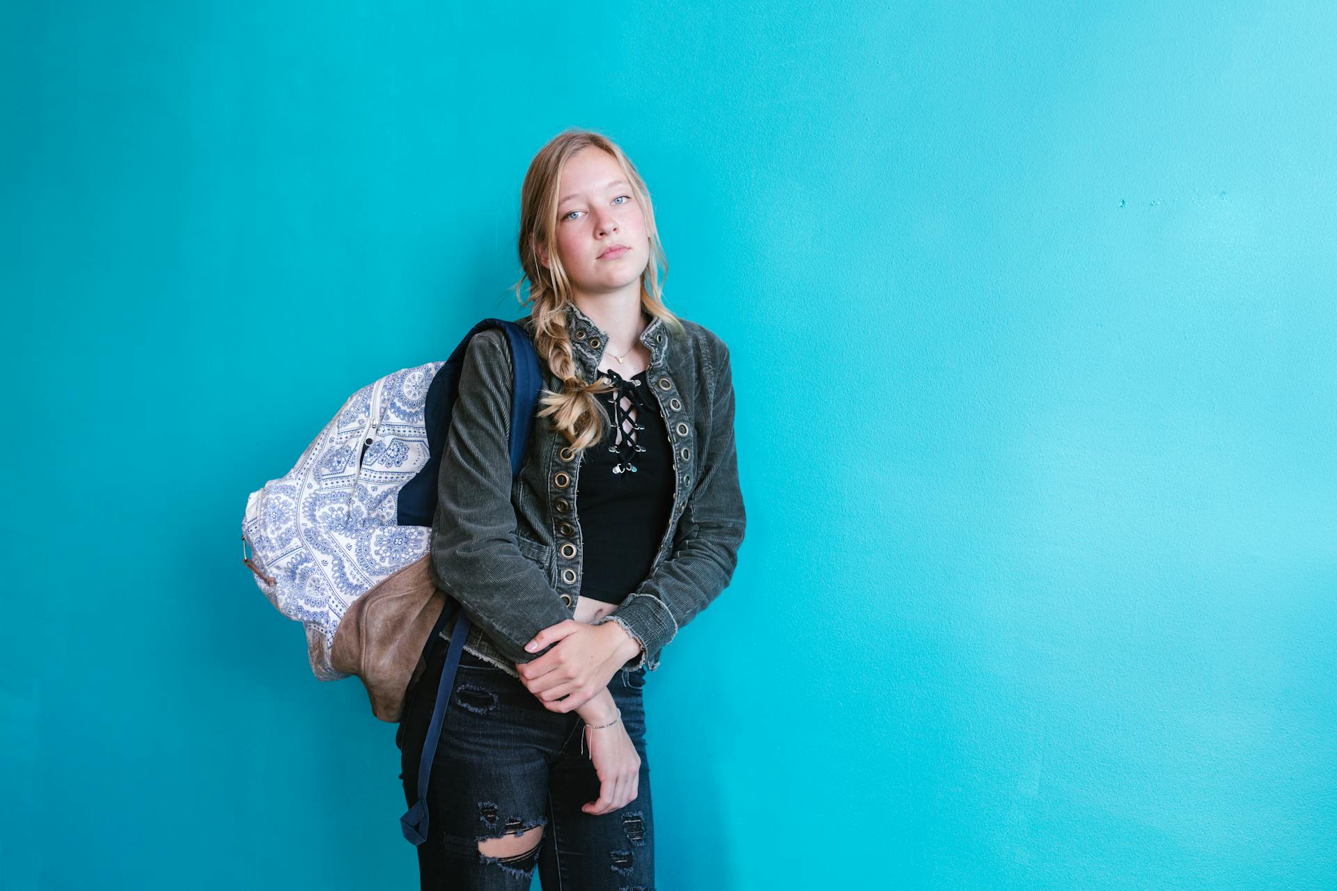 A teen girl with a solemn expression | Source: Pexels