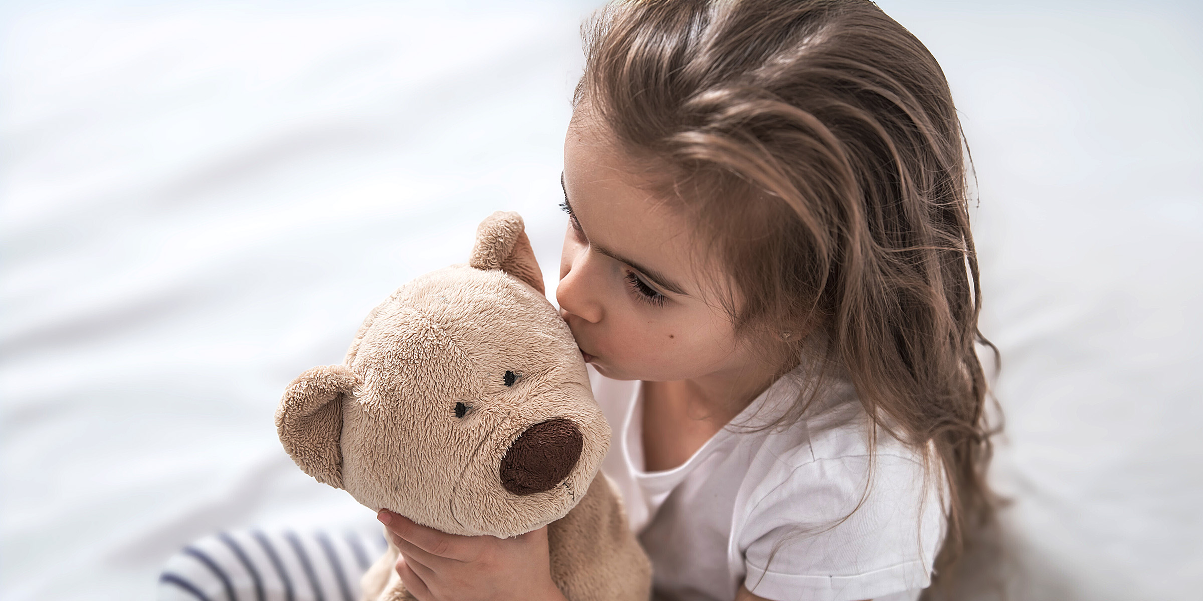 A girl with her teddy bear | Source: Freepik
