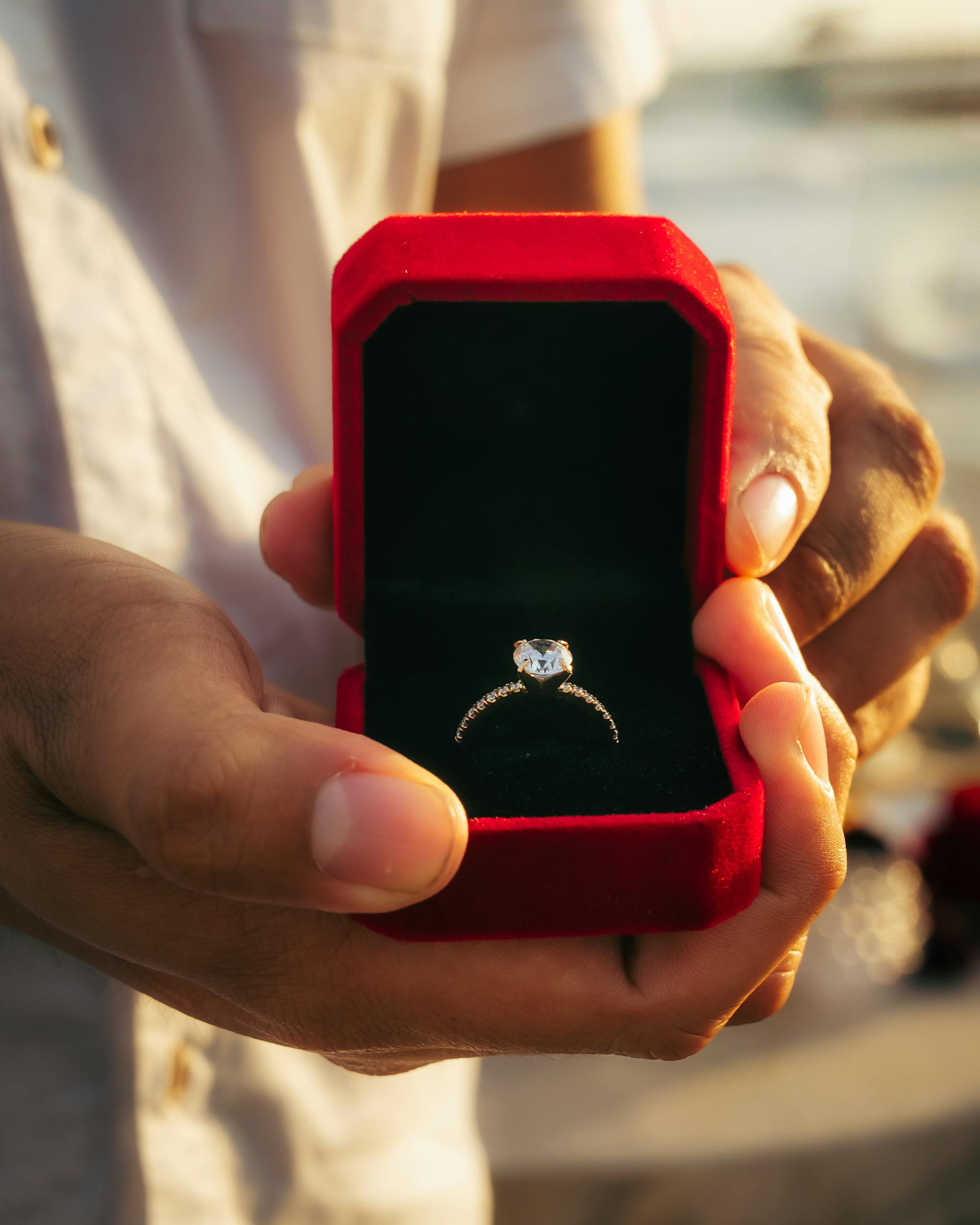 A man holding a ring | Source: Pexels