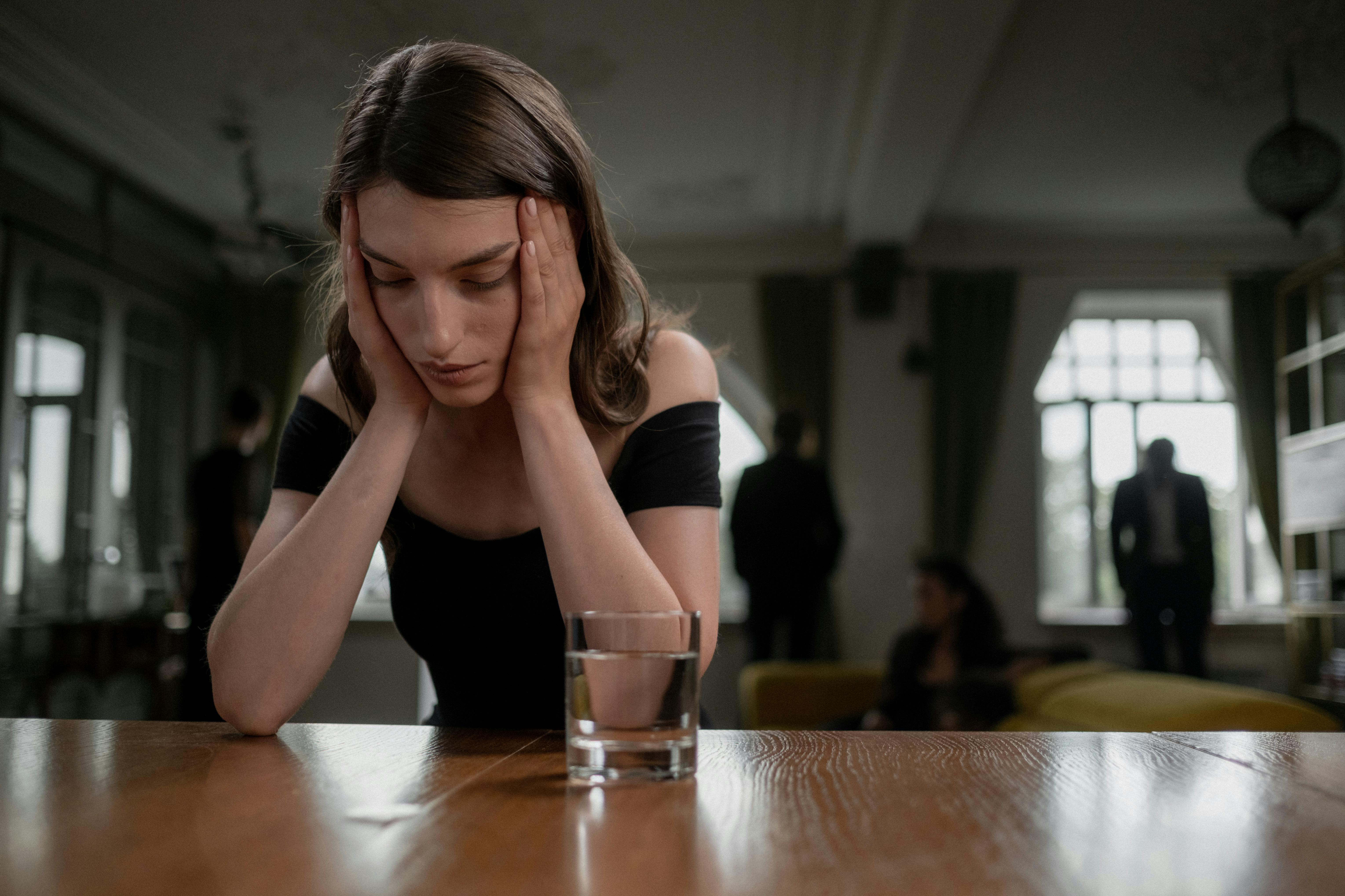 An upset woman at a wake | Source: Pexels