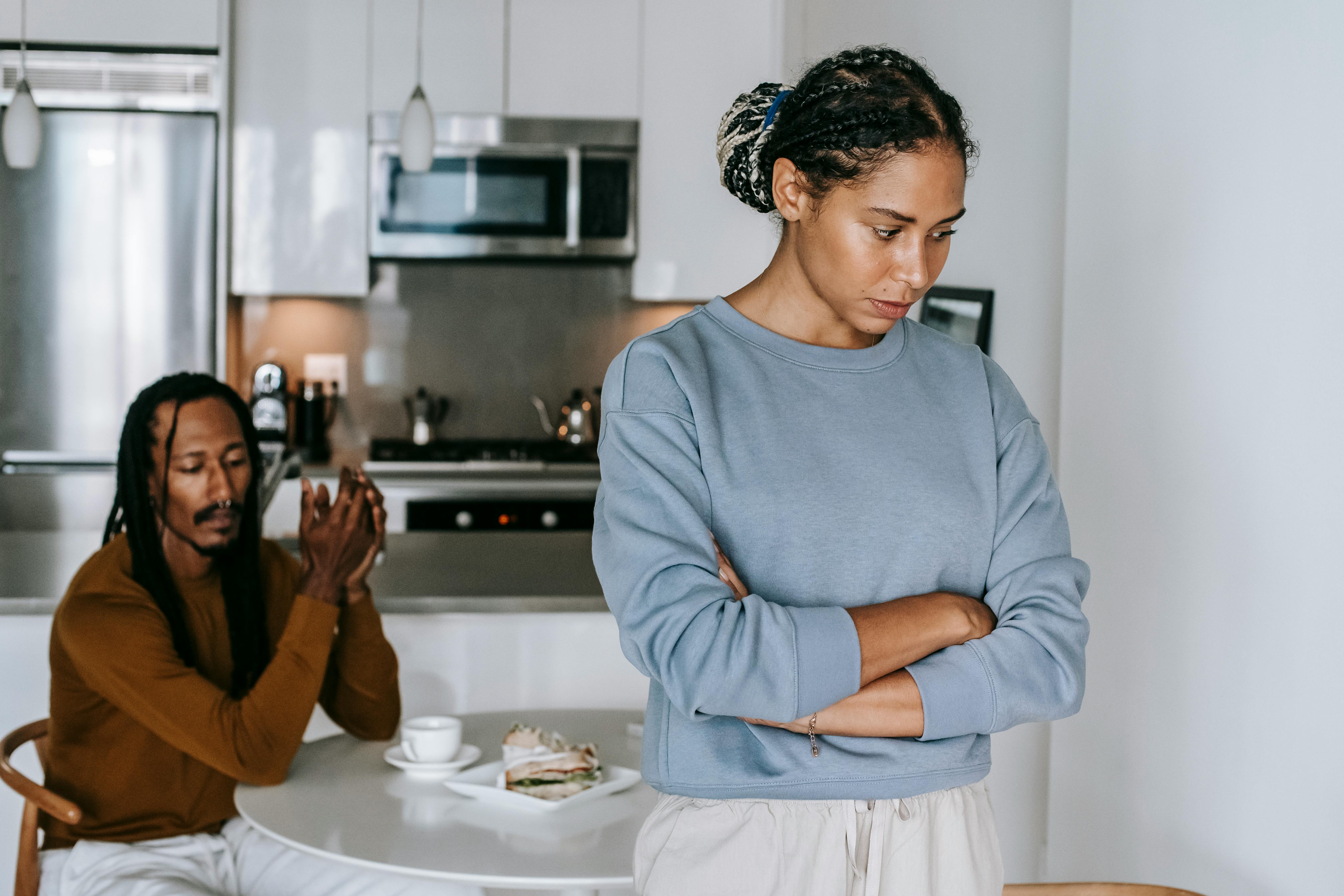 Um casal durante uma discussão | Fonte: Pexels