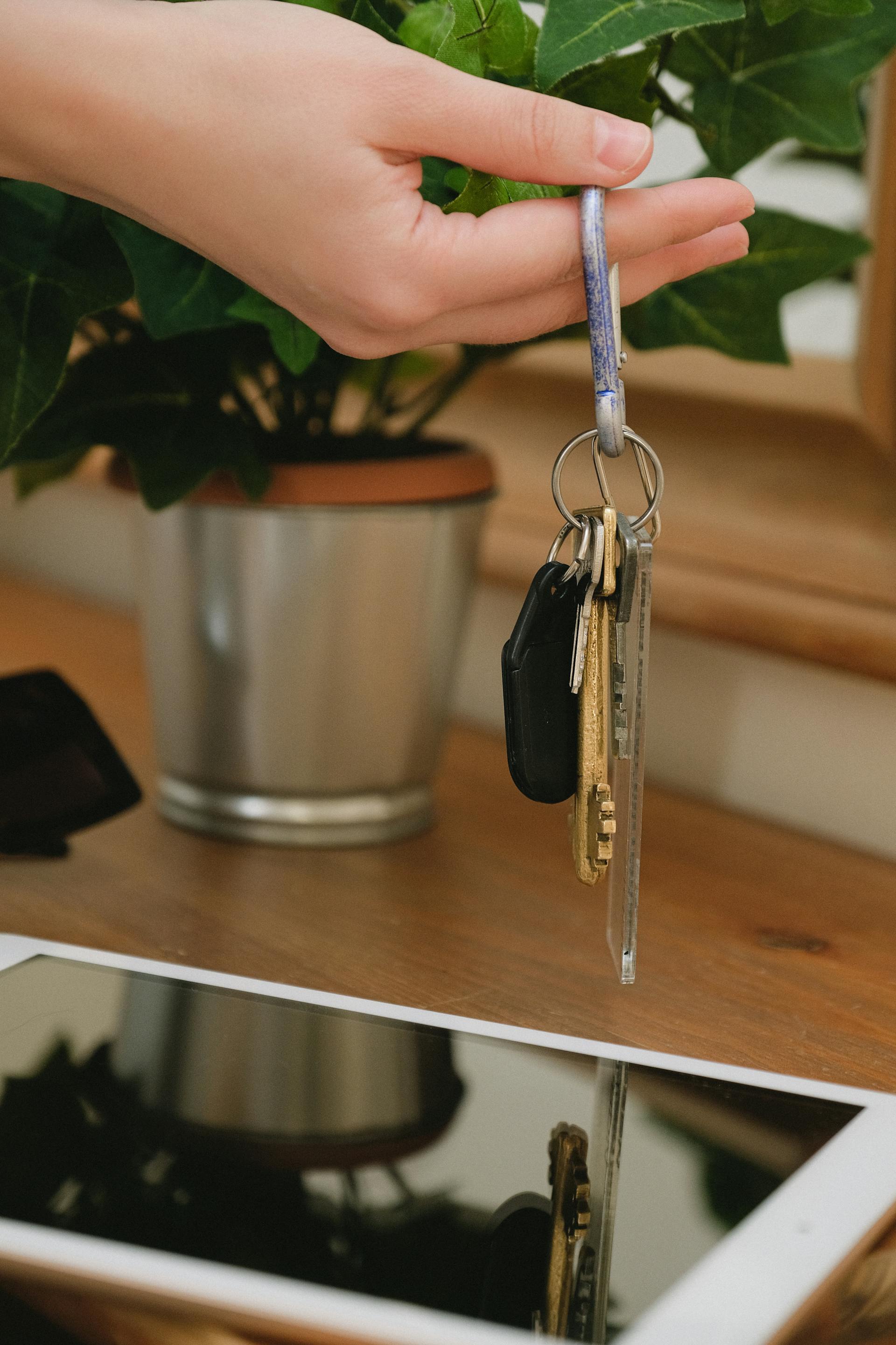 A woman holding keys | Source: Pexels