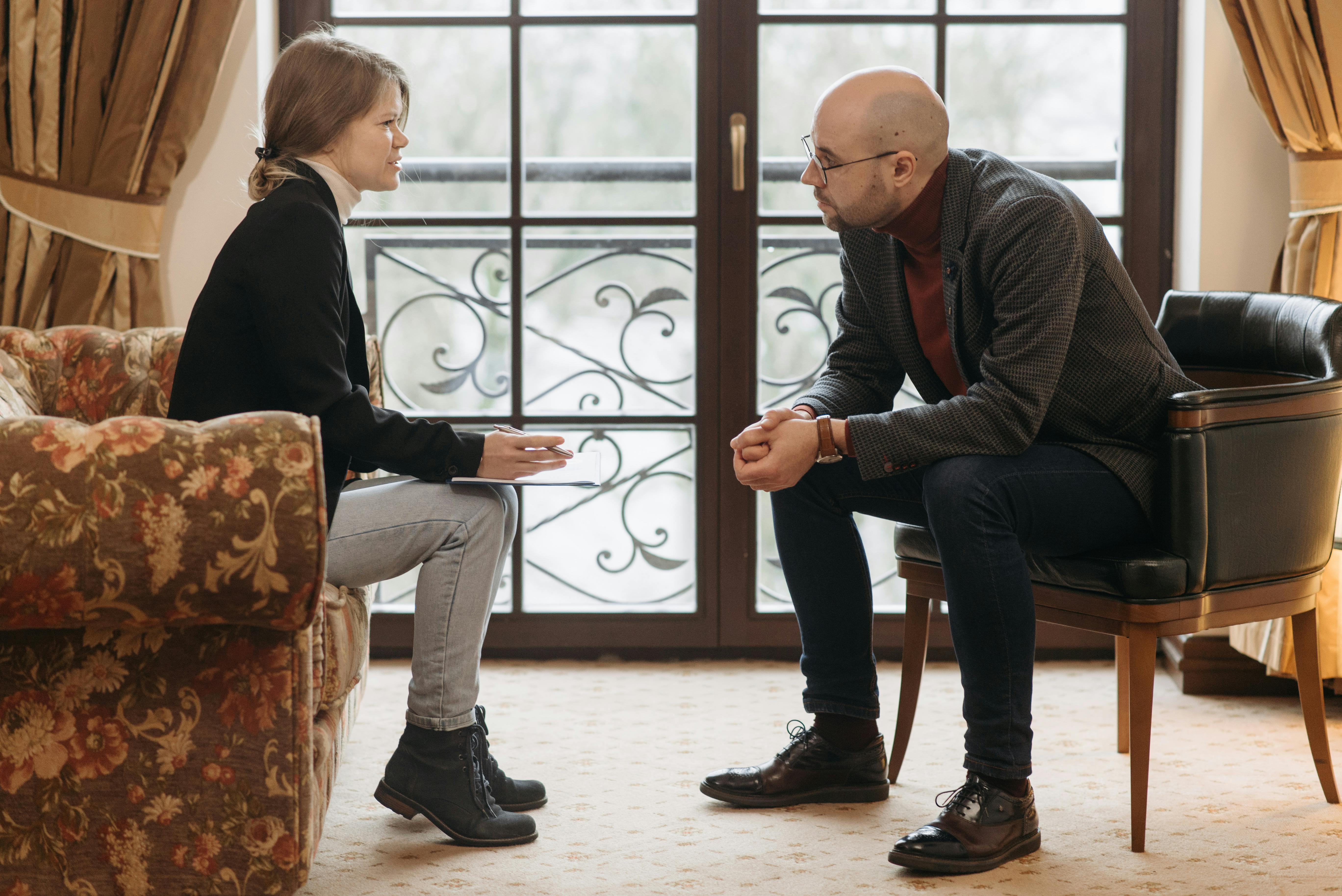 Man leaning close to a woman as he speaks to her | Source: Pexels