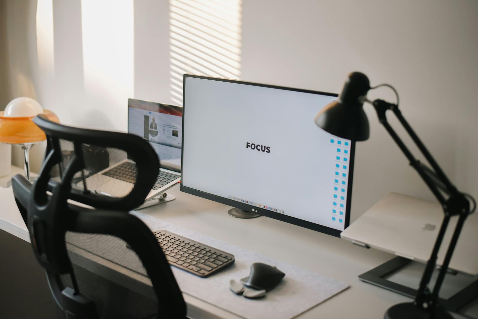 An office desk | Source: Pexels