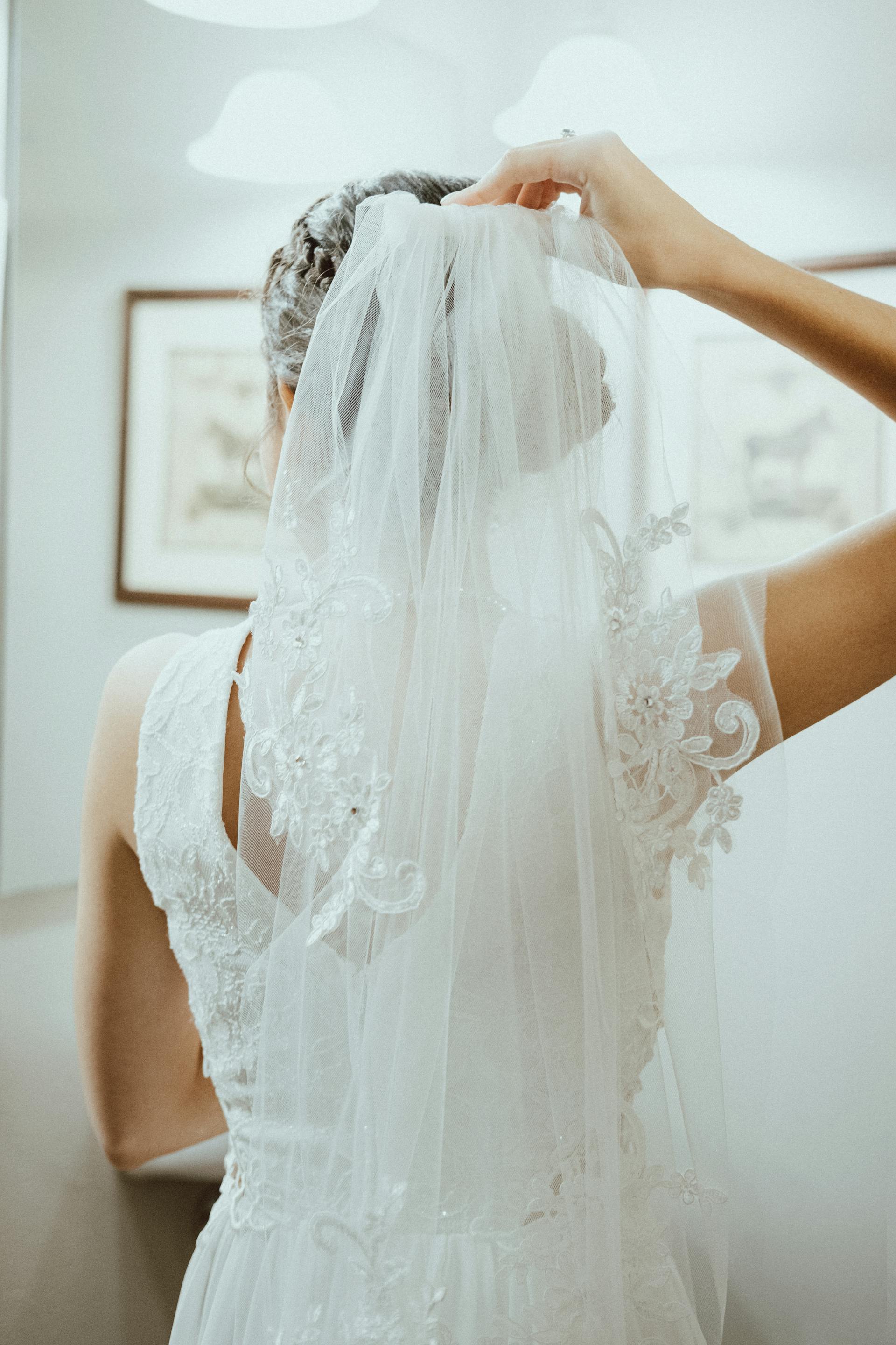A back view of a bride in a wedding dress | Source: Pexels