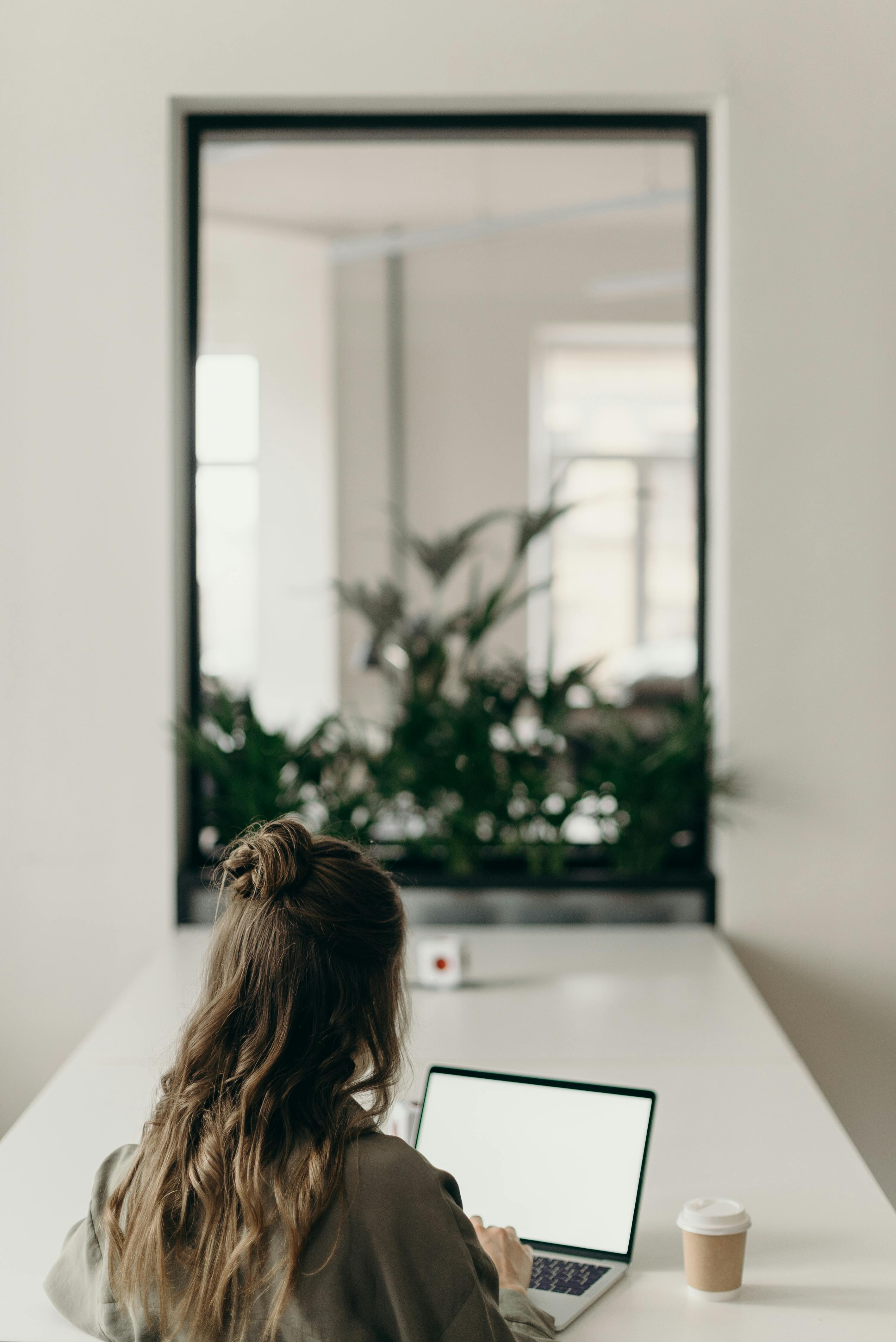 Mulher usando seu laptop | Fonte: Pexels