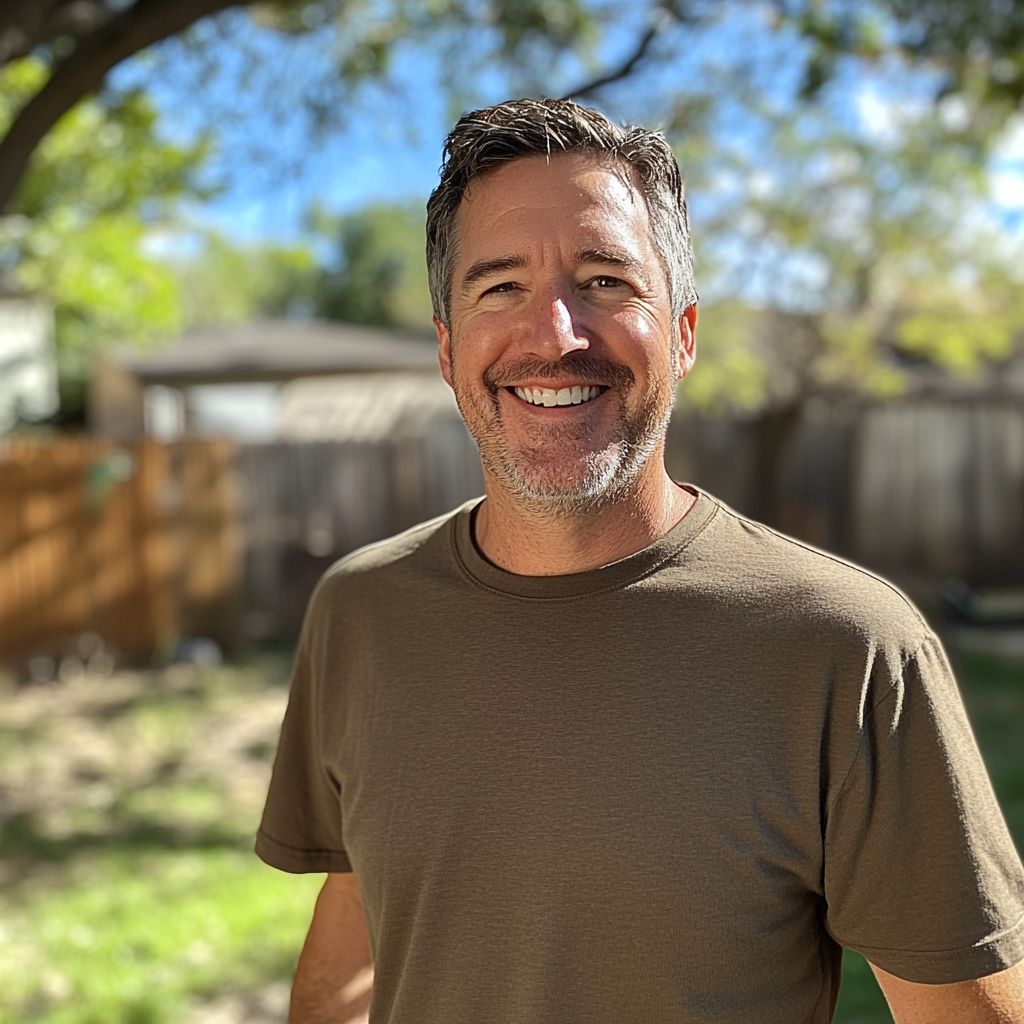 A smiling man | Source: Midjourney