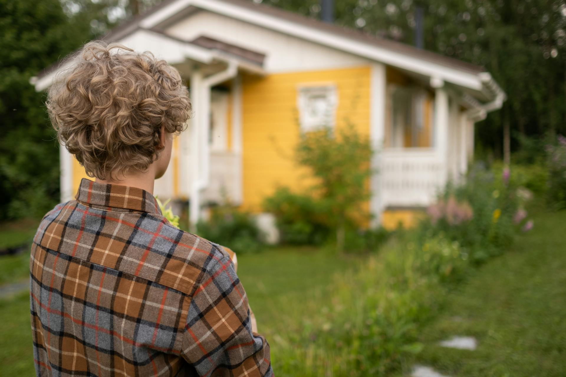 A teenage boy looking at a house | Source: Pexels