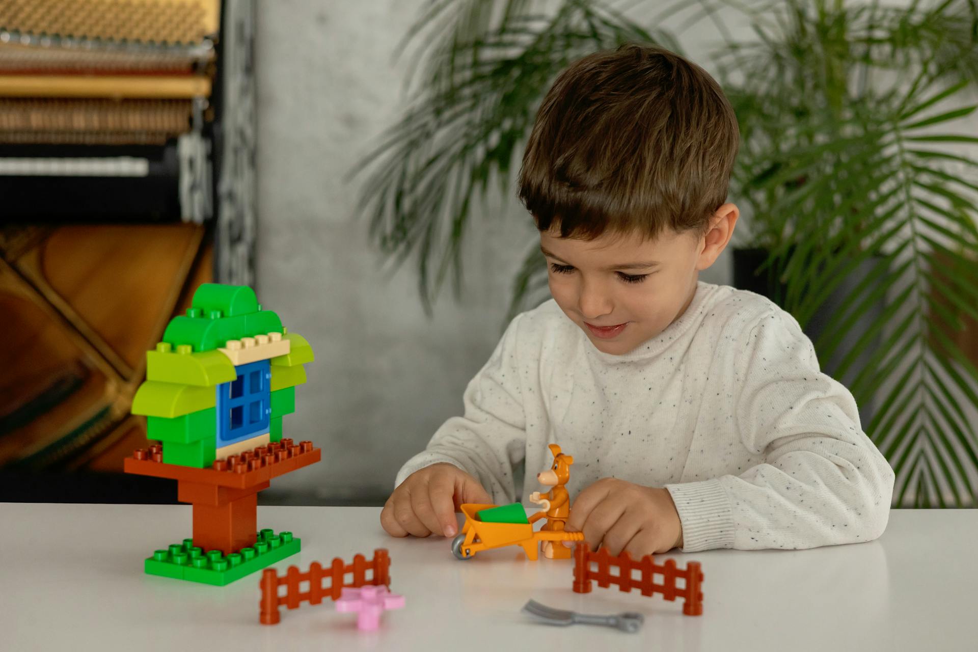 A boy playing with building blocks | Source: Pexels