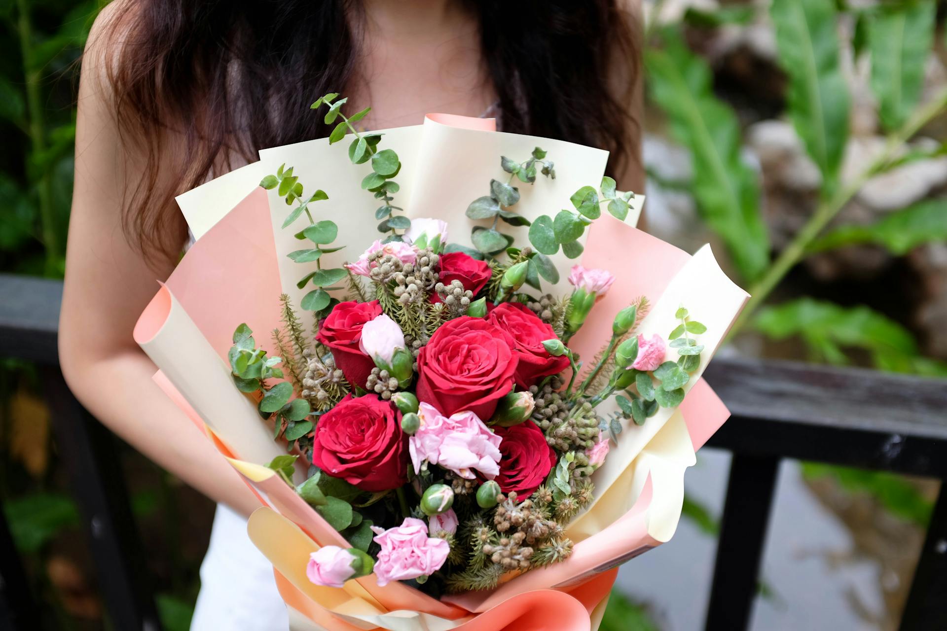 A woman holding a bouquet of flowers | Source: Pexels