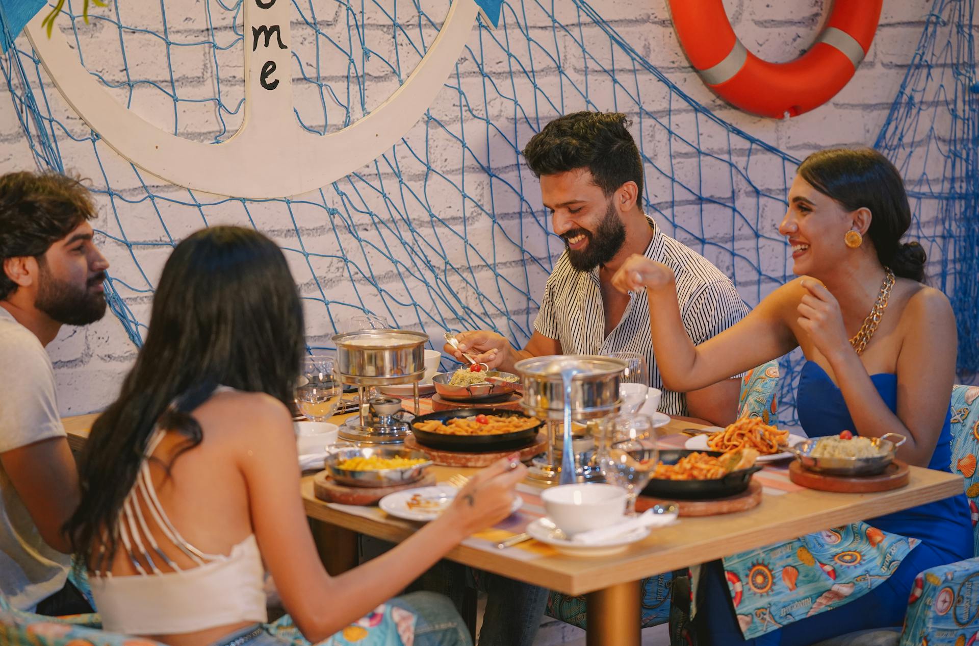 Two couples having dinner | Source: Pexels
