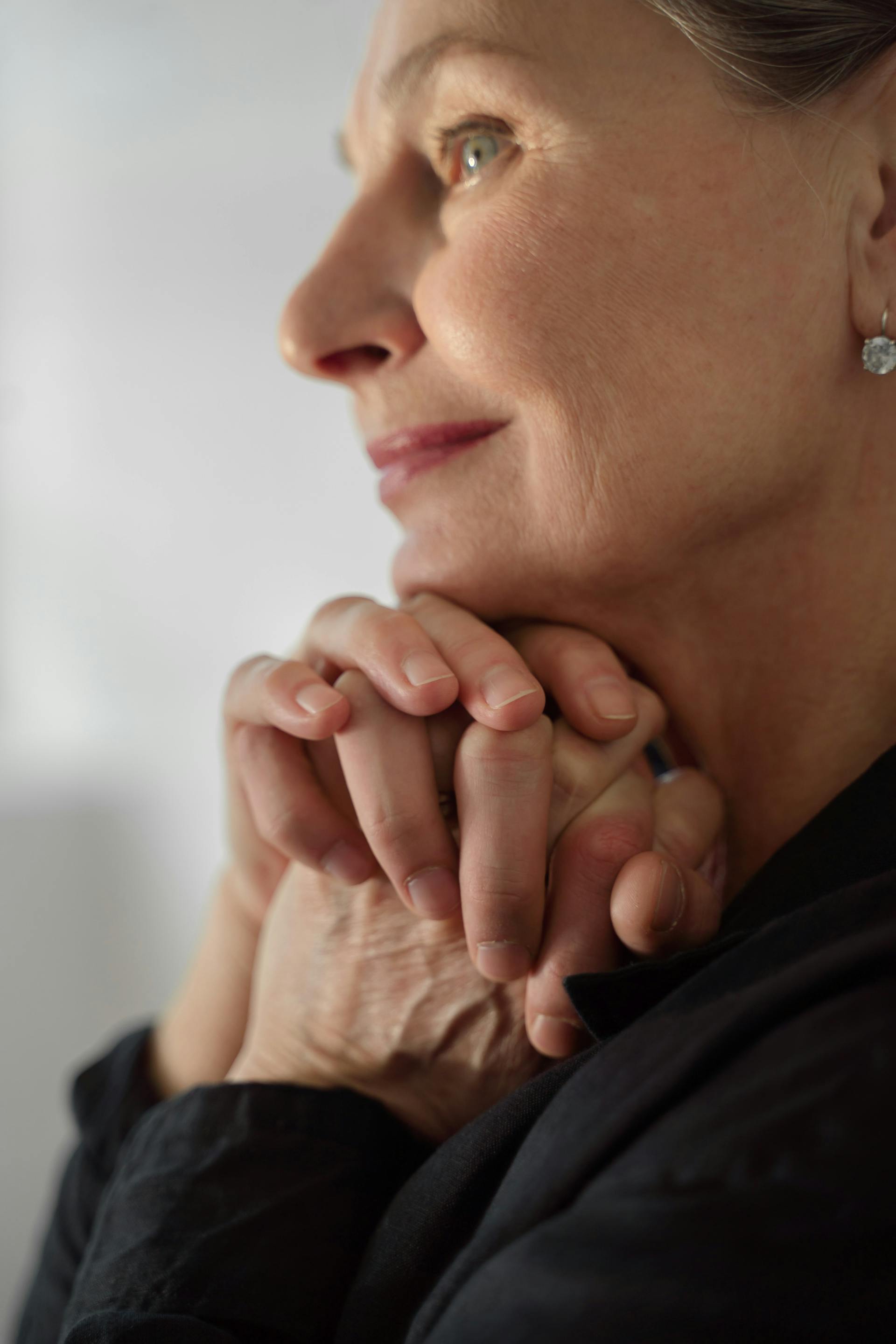 A woman smiling faintly | Source: Pexels