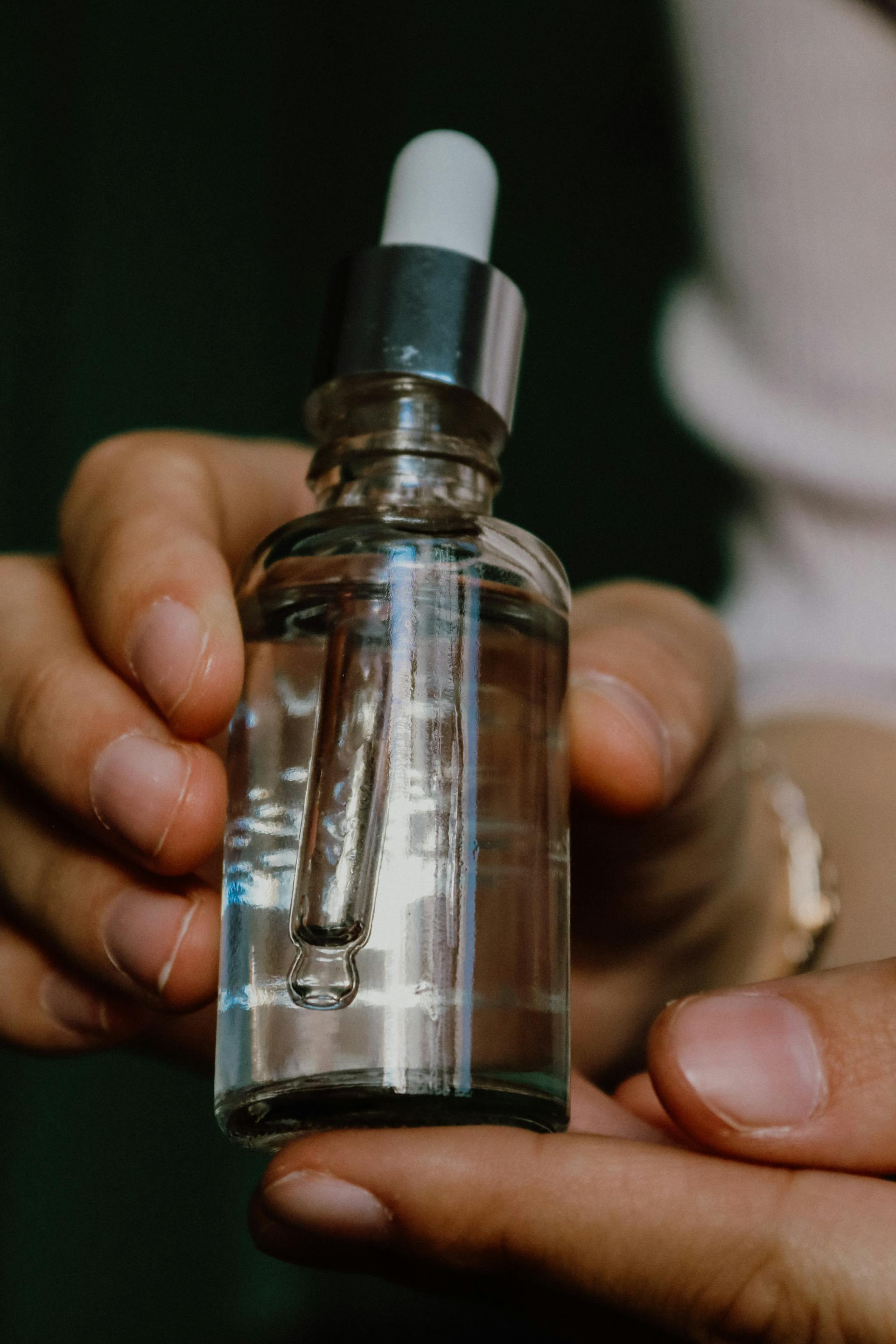 A person holding an oil bottle | Source: Pexels