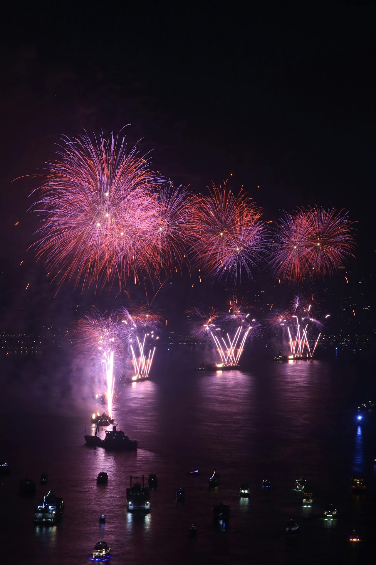 Fireworks on a celebratory evening | Source: Pexels
